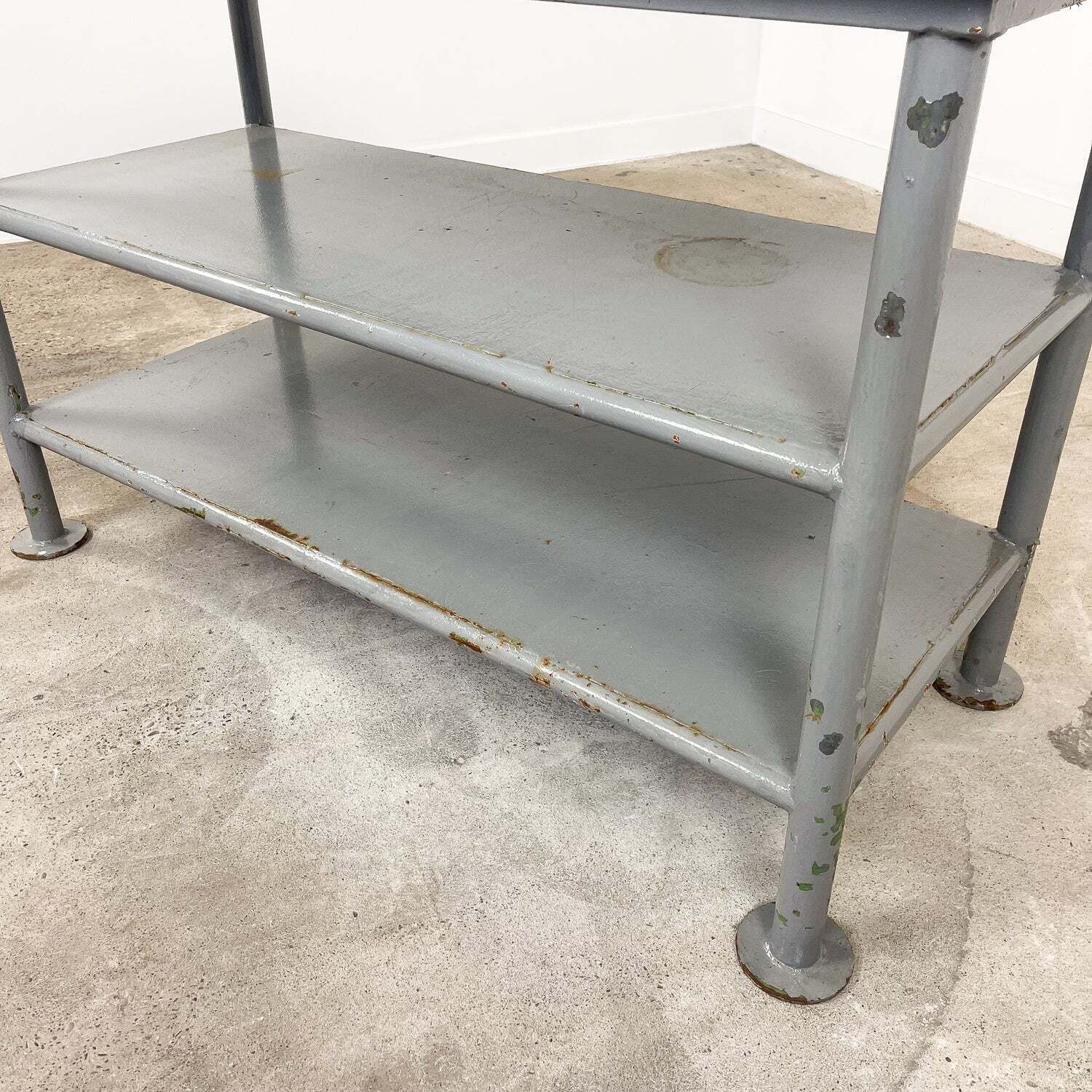 photo furniture Industriële metalen werktafel met drie niveaus