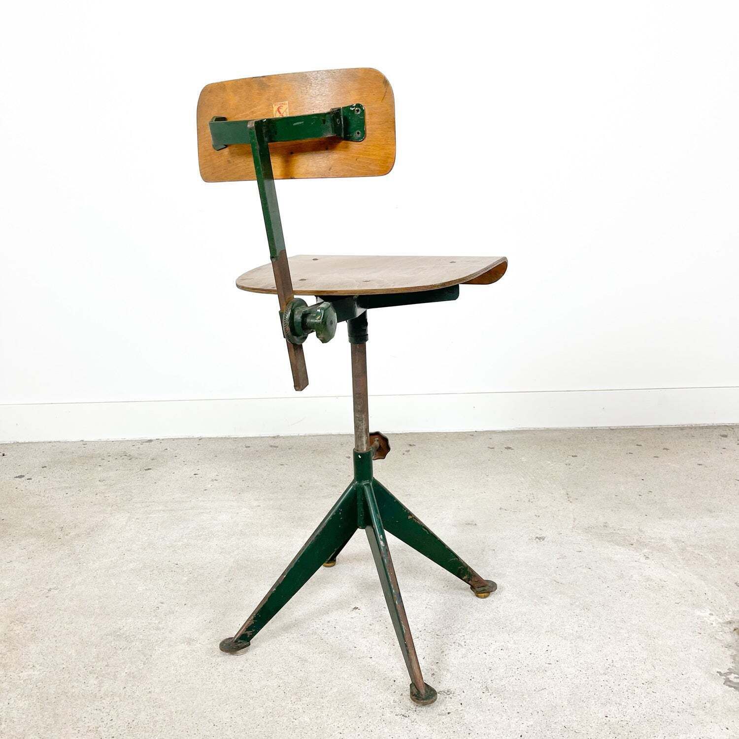 photo furniture Zeldzame industriële werkplaatsstoel van Sormel, naar voorbeeld van Jean Prouvé.