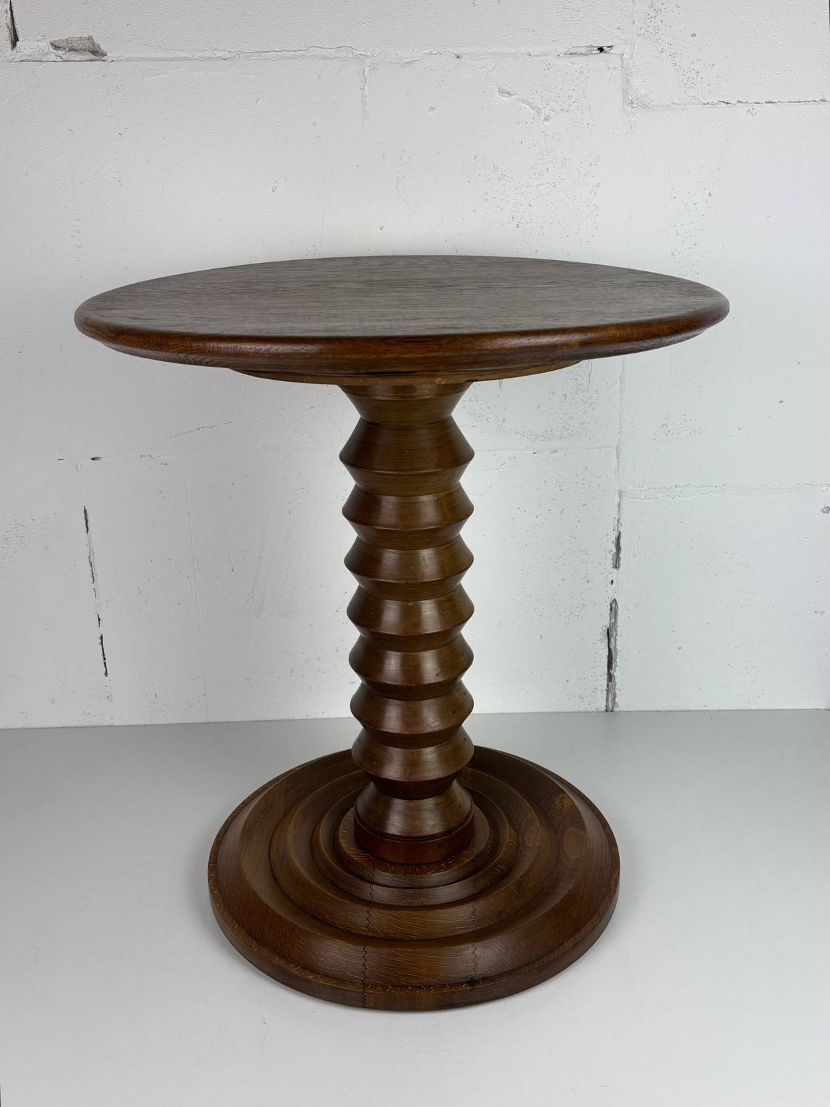 Table d'appoint mid-century brutaliste en bois tourné, dans le style de Charles Dudouyt photo Mobilier