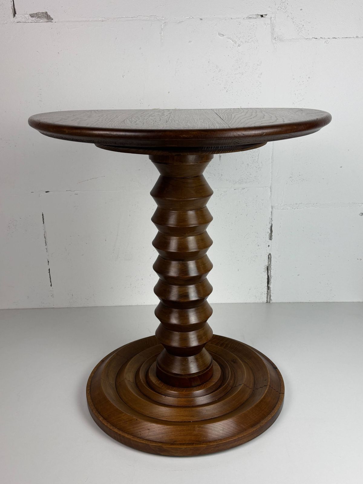Table d'appoint mid-century brutaliste en bois tourné, dans le style de Charles Dudouyt photo vintage