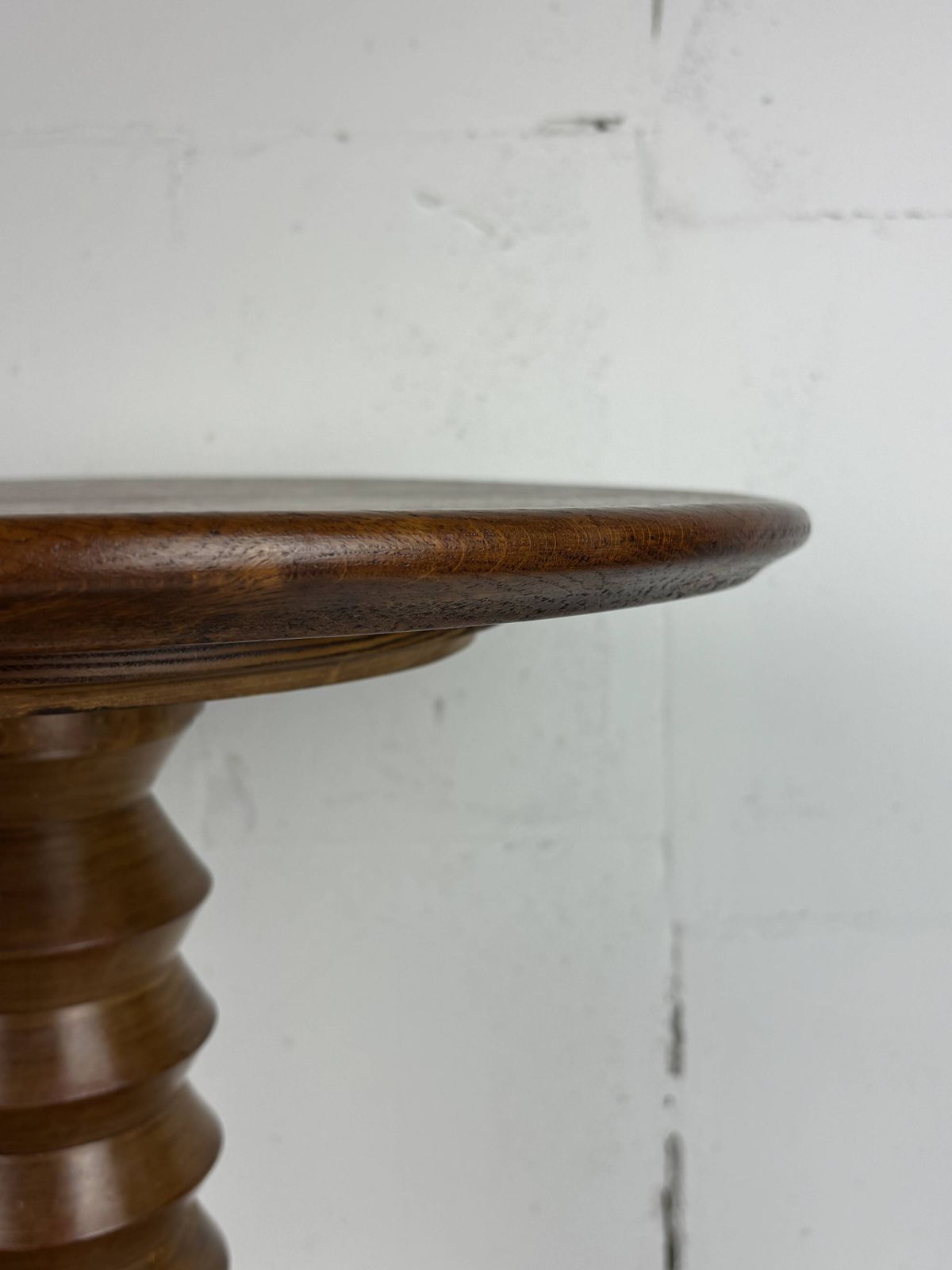 Mobilier Table d'appoint mid-century brutaliste en bois tourné, dans le style de Charles Dudouyt photo