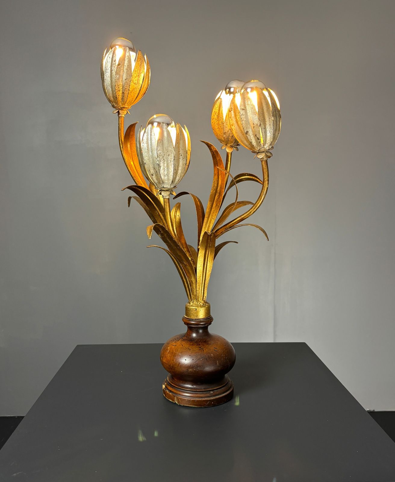 Lampe de table florentine mid-century Hollywood Regency en métal doré, fleurs, années 1960. photo furniture