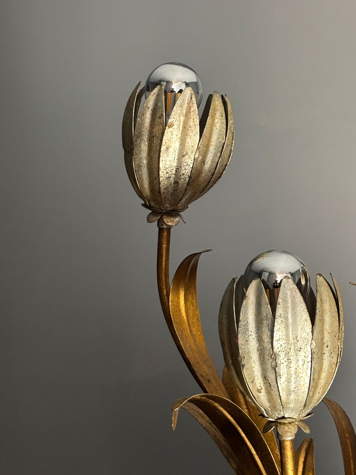 Lampe de table florentine mid-century Hollywood Regency en métal doré, fleurs, années 1960. photo 525.0