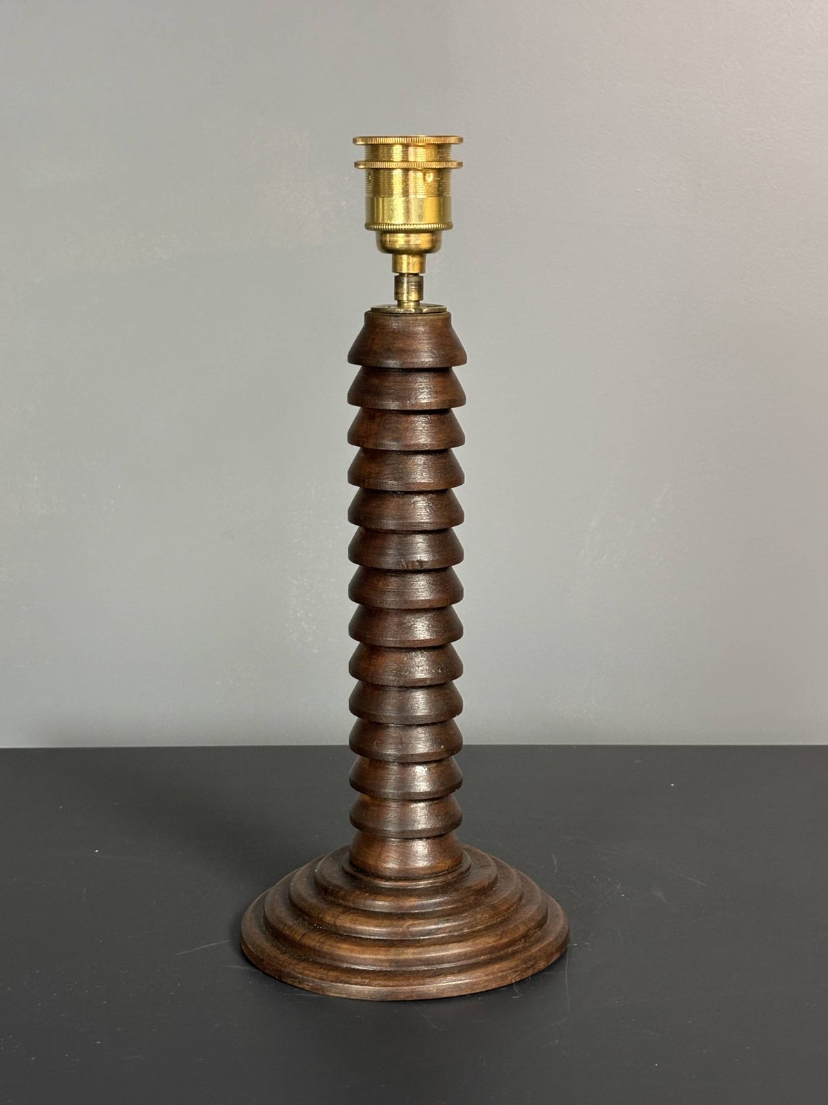 Lampe de table mid-century brutalist en bois tourné, dans le style de Charles Dudouyt, années 1950 photo furniture