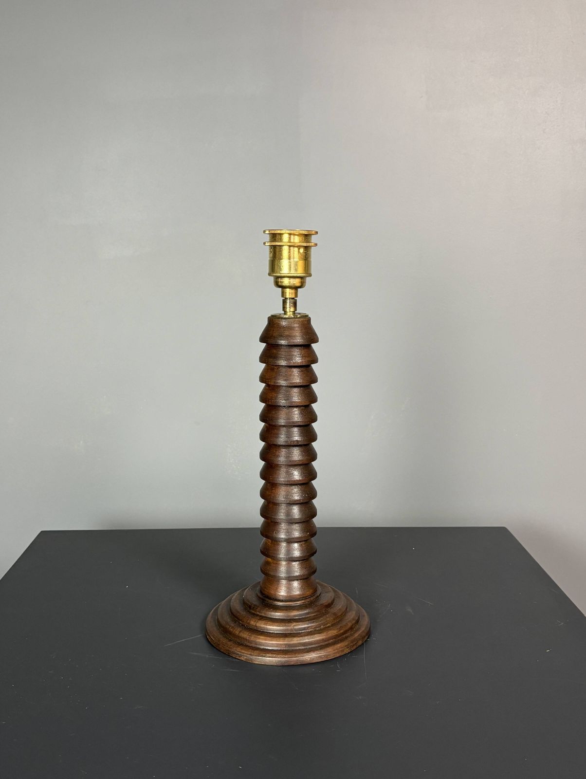 Lampe de table mid-century brutalist en bois tourné, dans le style de Charles Dudouyt, années 1950 photo for sale