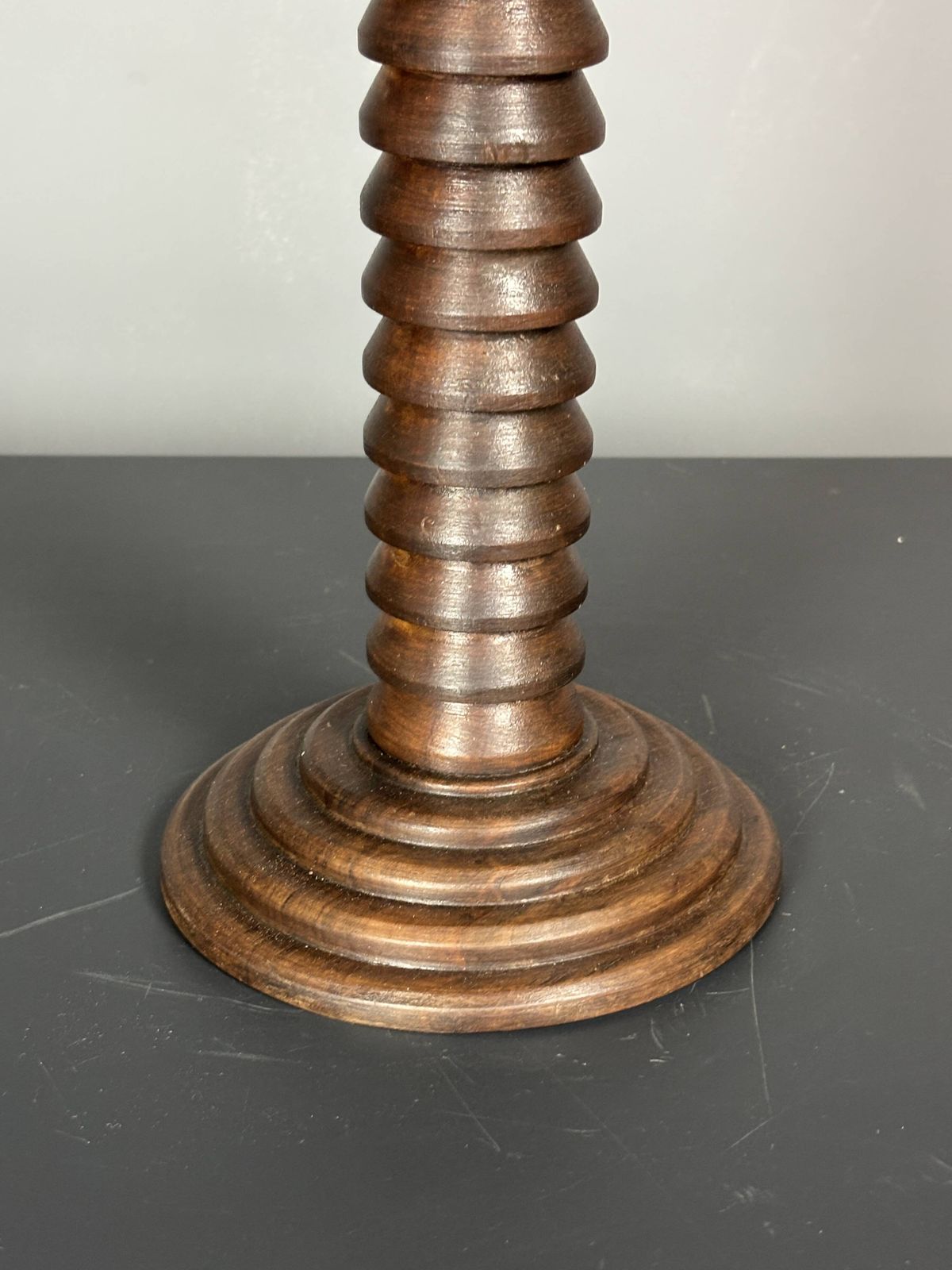 Lampe de table mid-century brutalist en bois tourné, dans le style de Charles Dudouyt, années 1950 photo Luminaires