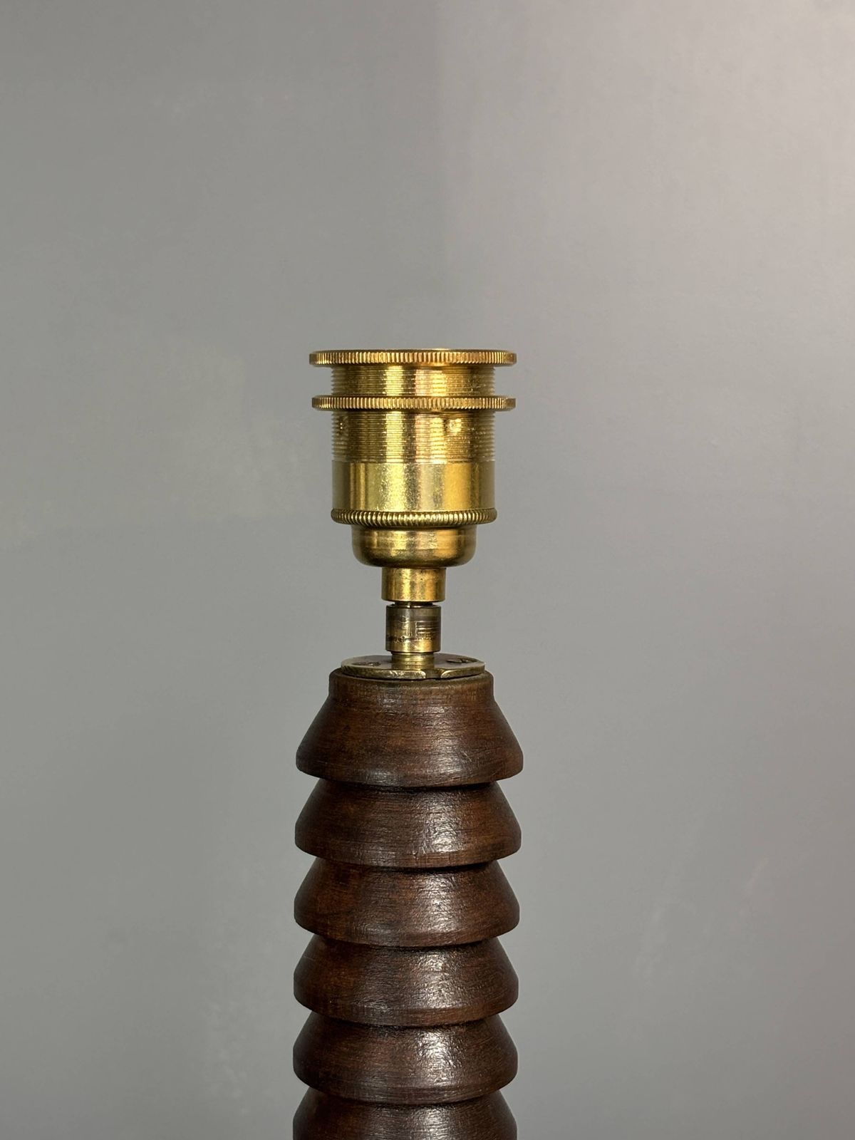 Lampe de table mid-century brutalist en bois tourné, dans le style de Charles Dudouyt, années 1950 photo vinterior