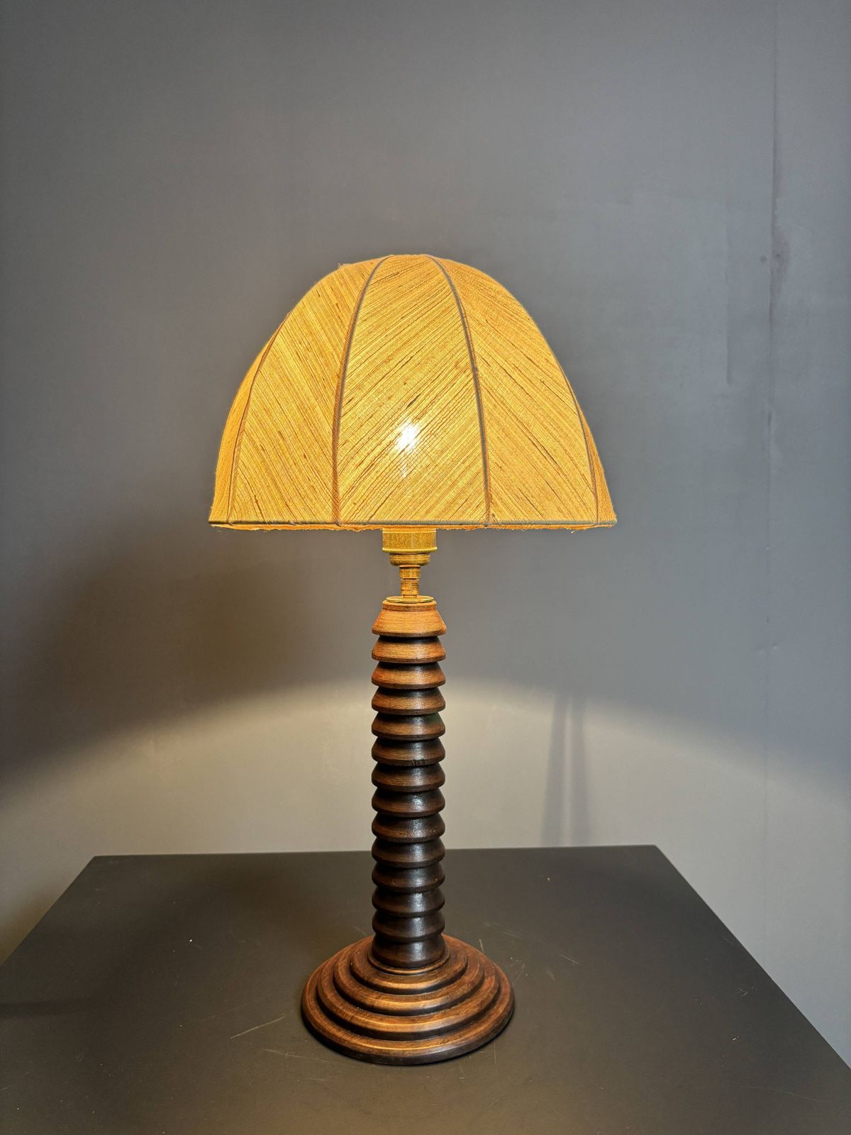 photo furniture Lampe de table mid-century brutalist en bois tourné, dans le style de Charles Dudouyt, années 1950