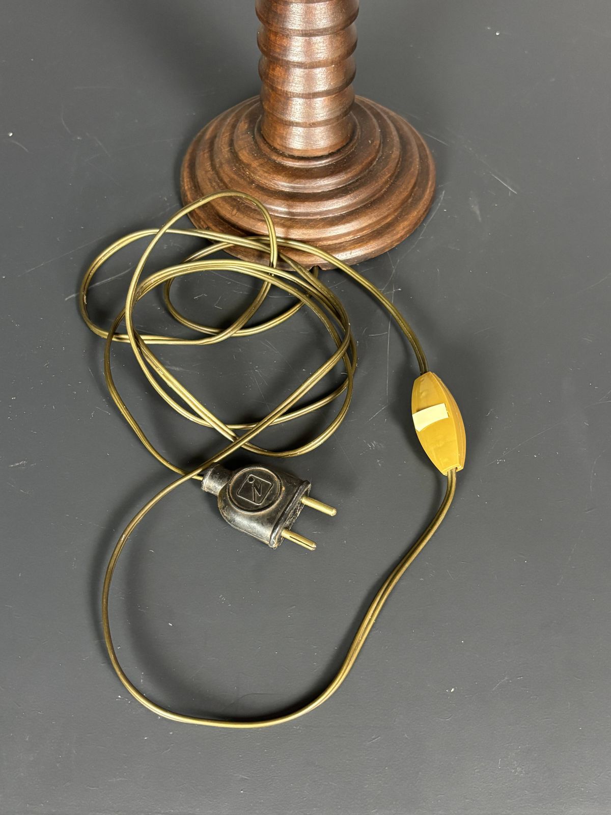 photo for sale Lampe de table mid-century brutalist en bois tourné, dans le style de Charles Dudouyt, années 1950