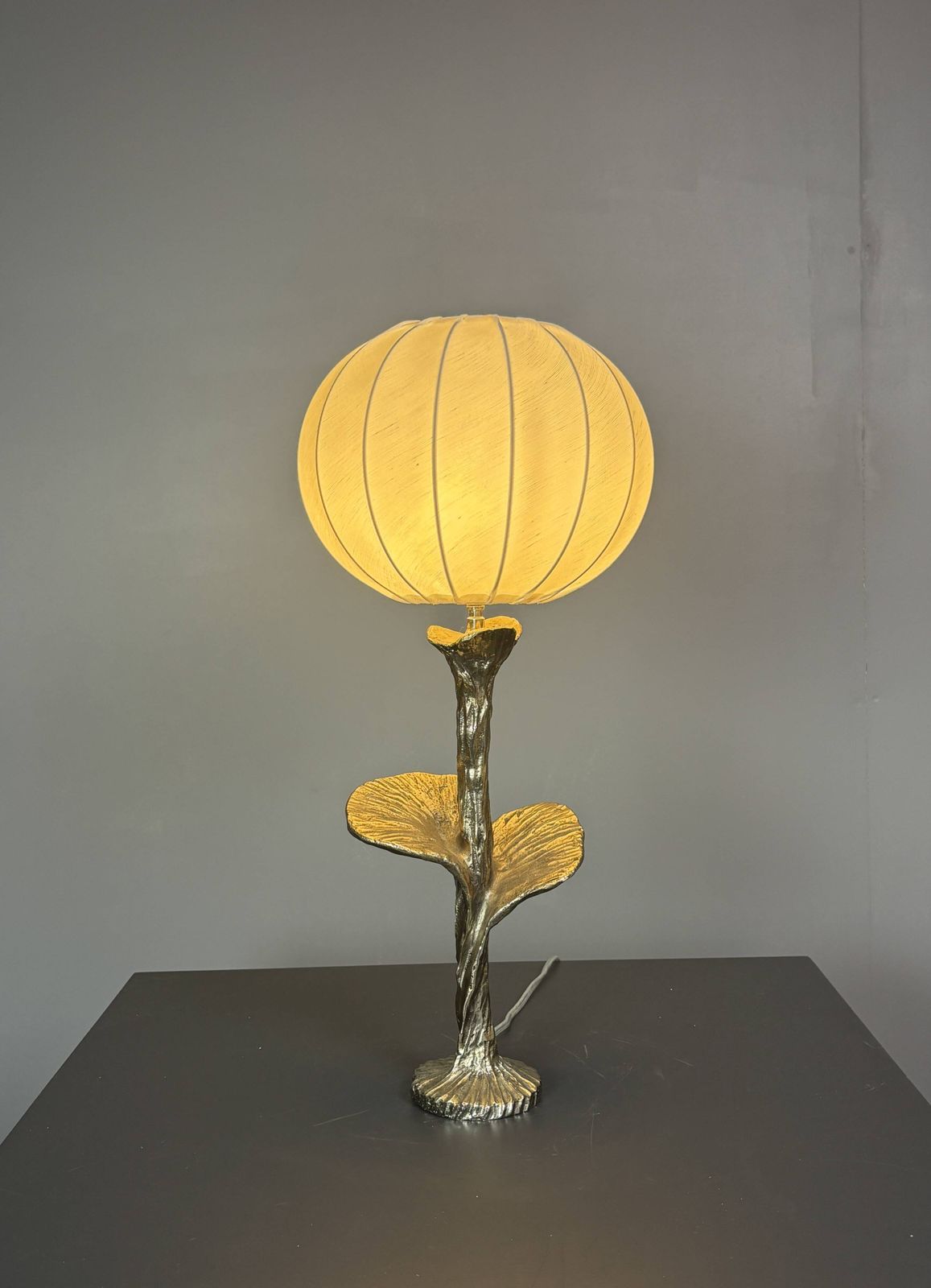 Lampe de table en laiton massif argenté avec abat-jour en tissu cocon, sur mesure, années 1970 photo Luminaires