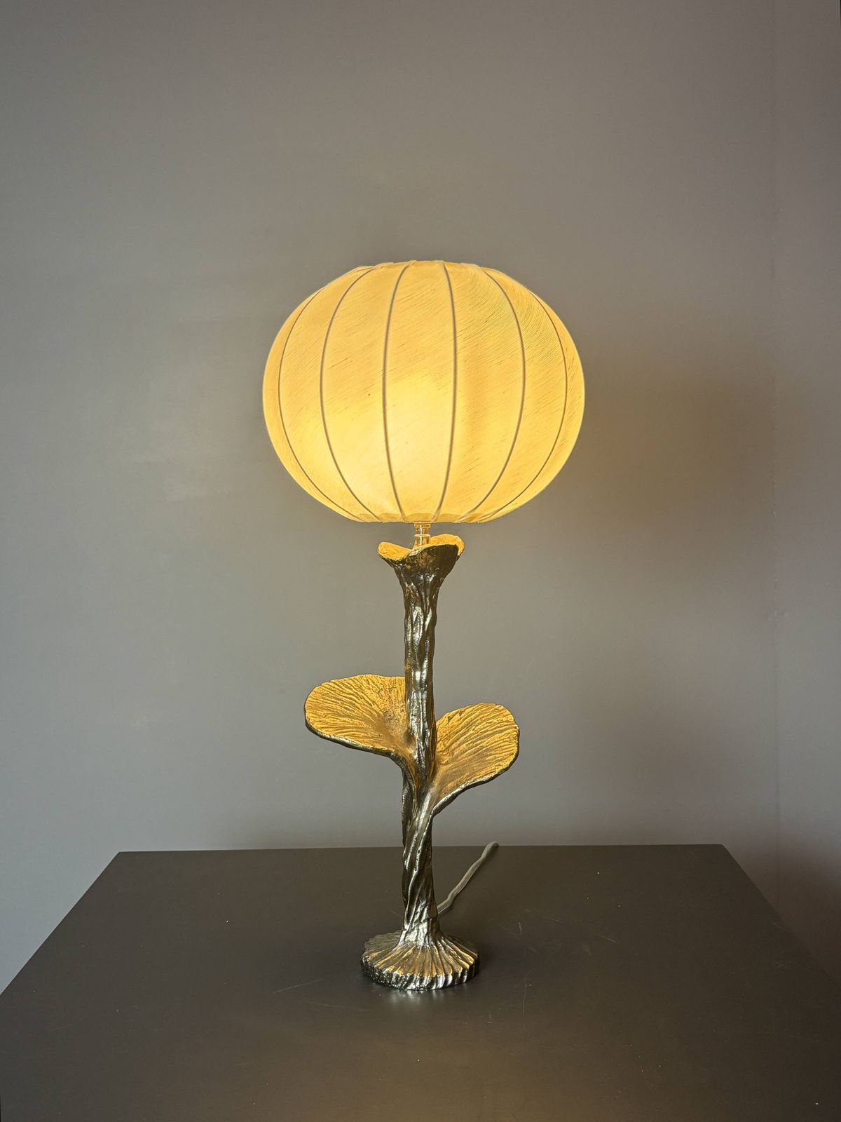 Luminaires Lampe de table en laiton massif argenté avec abat-jour en tissu cocon, sur mesure, années 1970 photo