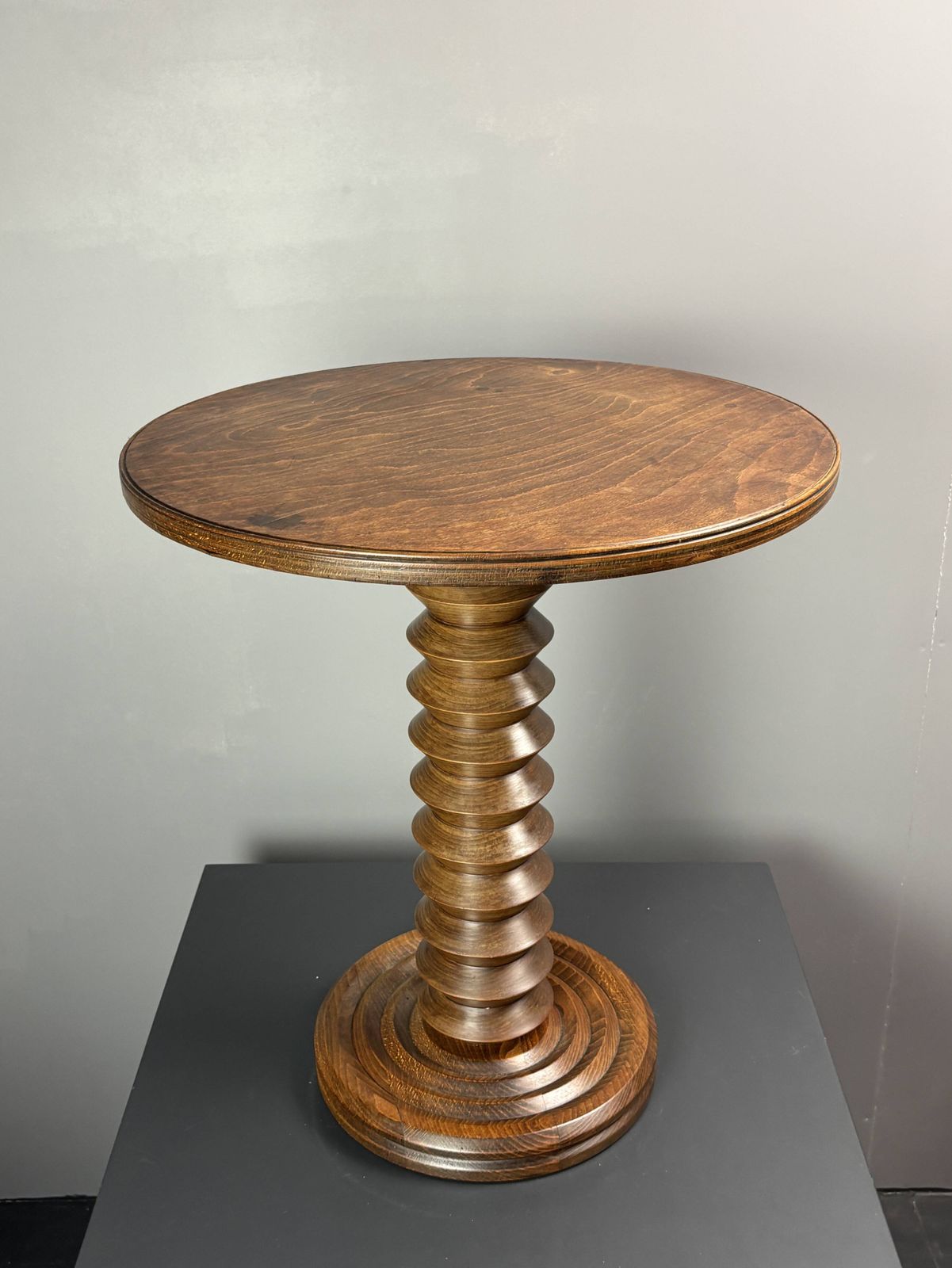 Table d'appoint mid-century brutaliste en bois à pieds tournés, dans le style de Charles Dudouyt photo for sale