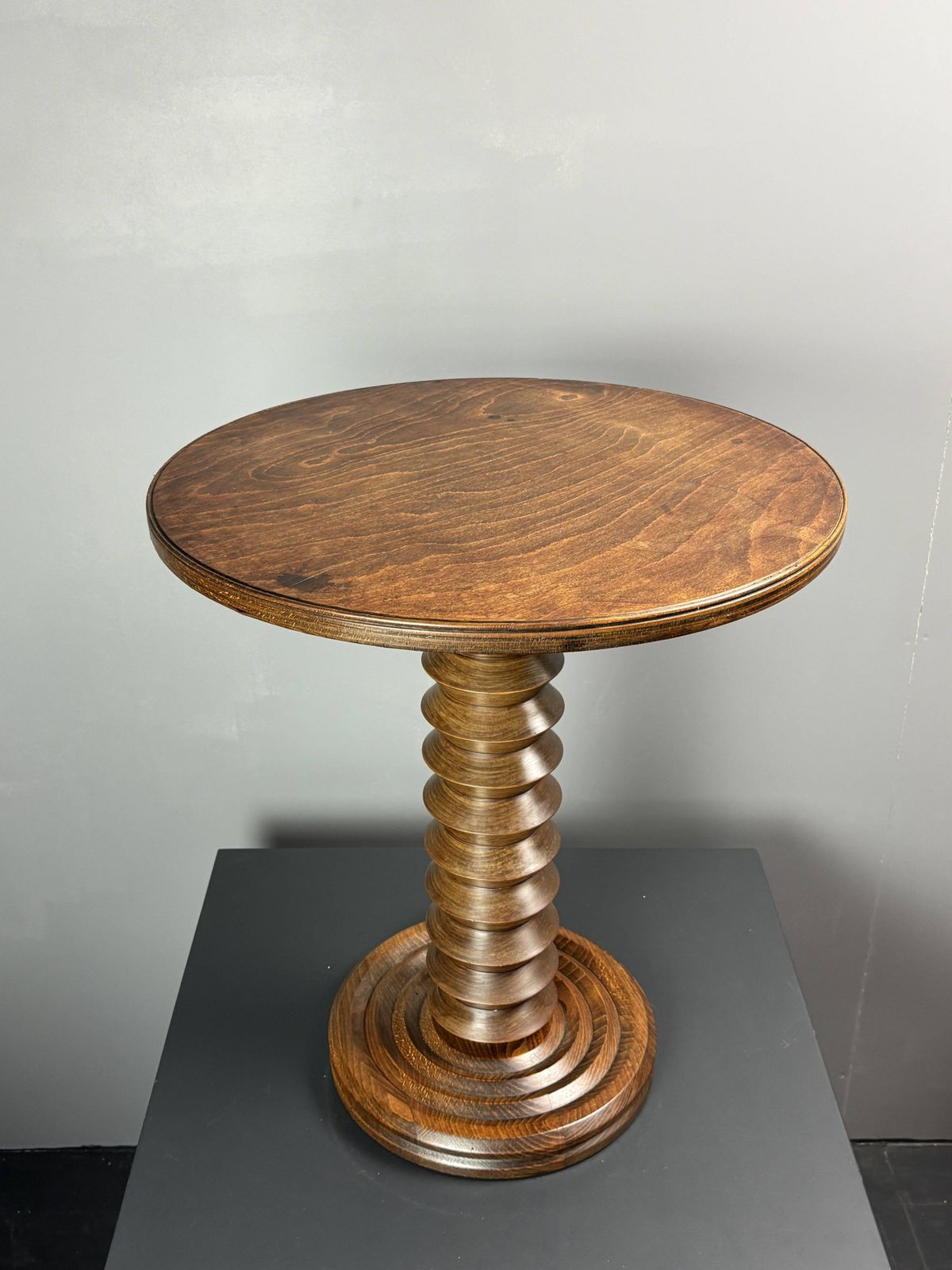 Table d'appoint mid-century brutaliste en bois à pieds tournés, dans le style de Charles Dudouyt photo Mobilier