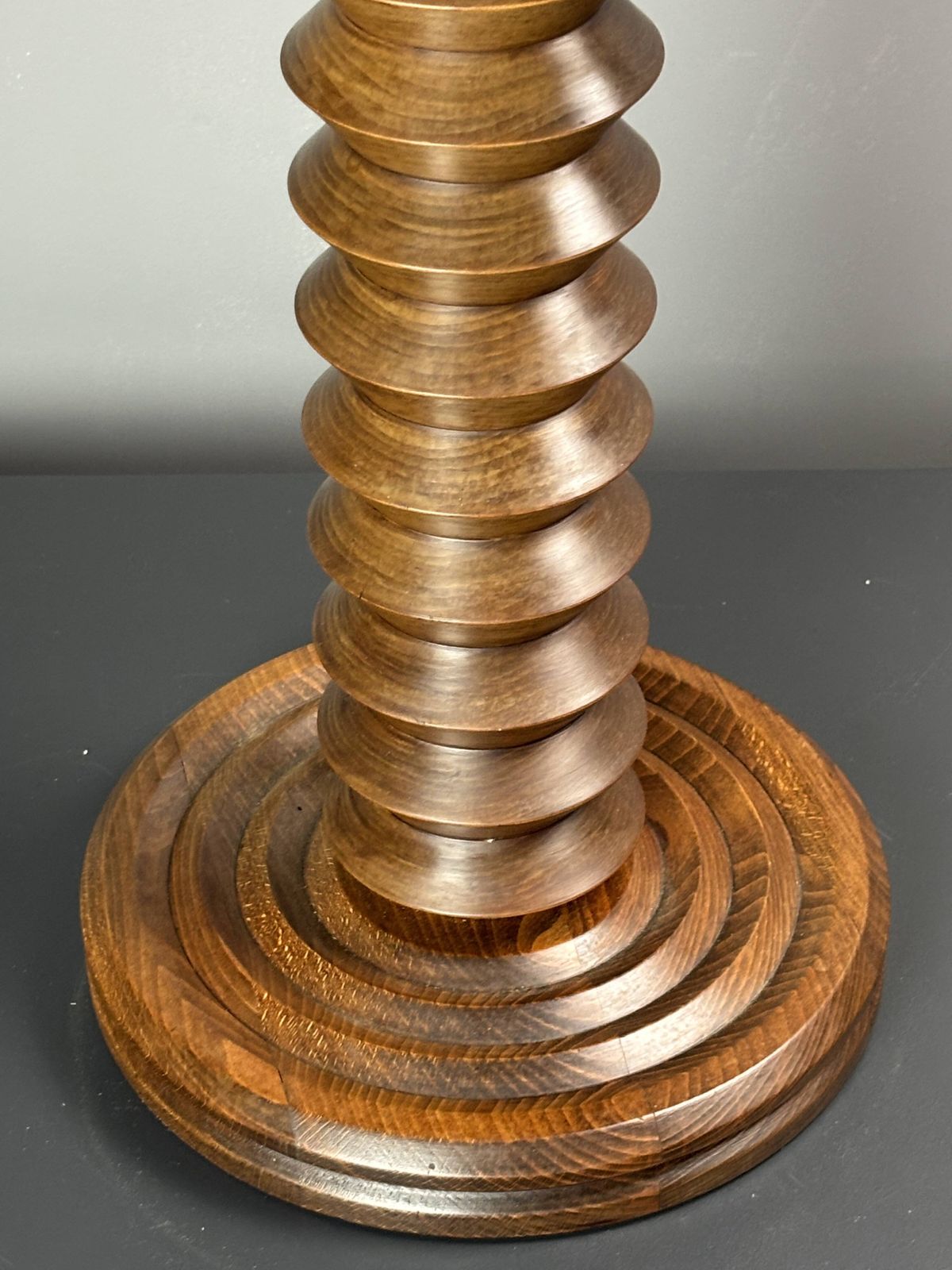 Table d'appoint mid-century brutaliste en bois à pieds tournés, dans le style de Charles Dudouyt photo 1160.0