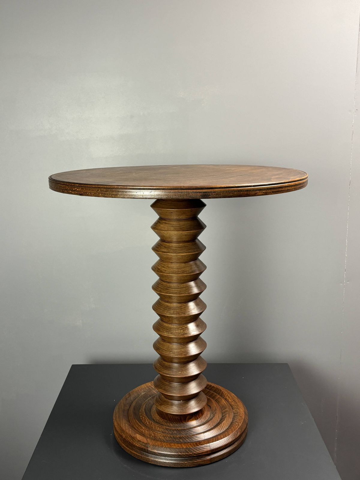 1160.0 Table d'appoint mid-century brutaliste en bois à pieds tournés, dans le style de Charles Dudouyt photo