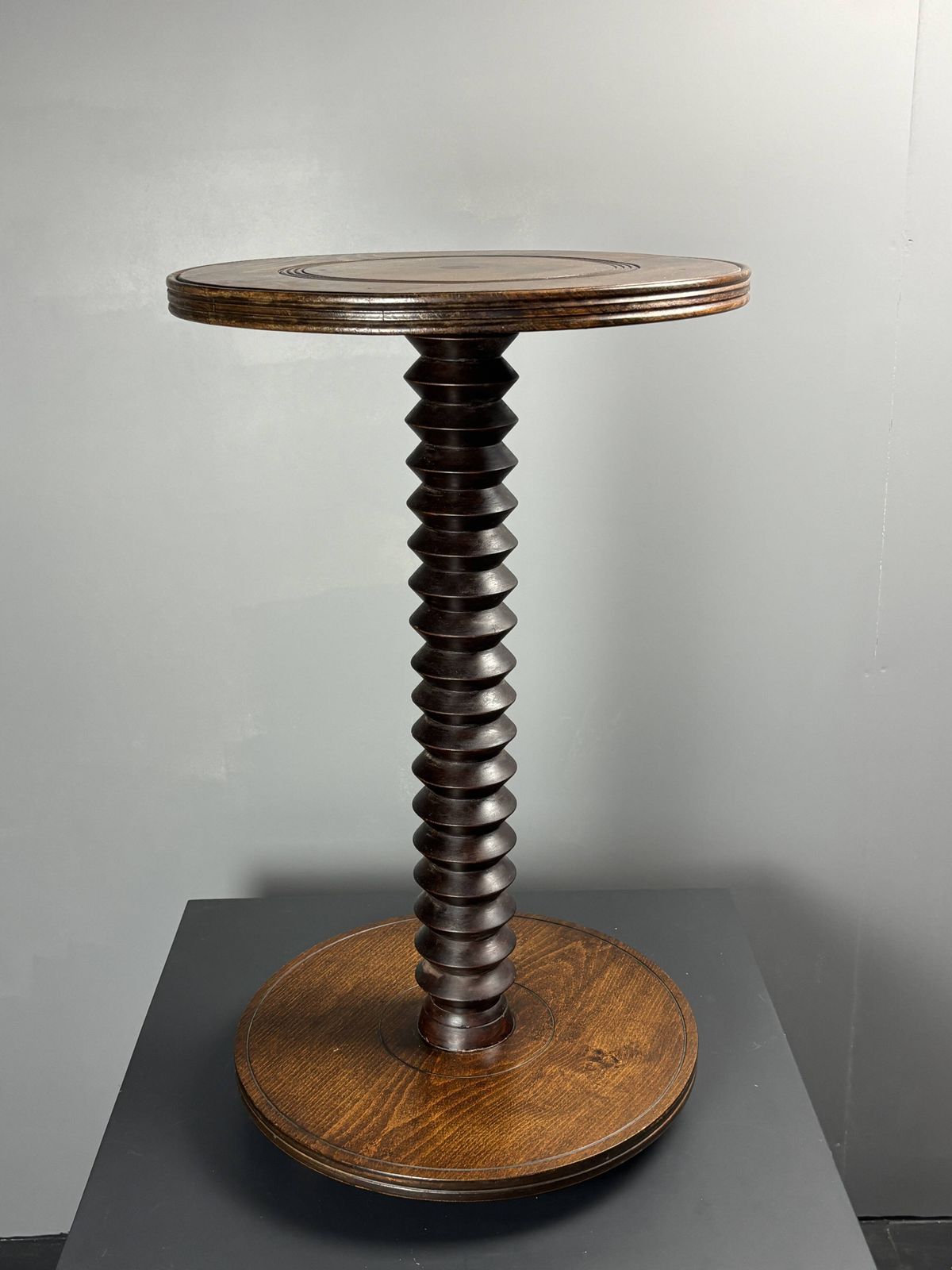 Table d'appoint mid-century brutaliste en bois à pieds tournés, dans le style de Charles Dudouyt photo for sale