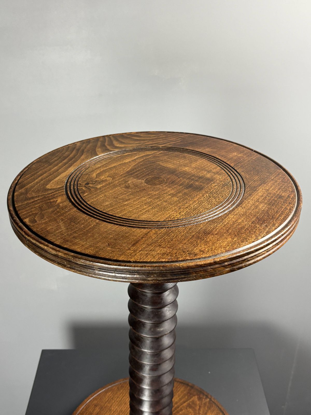 Table d'appoint mid-century brutaliste en bois à pieds tournés, dans le style de Charles Dudouyt photo 949.0