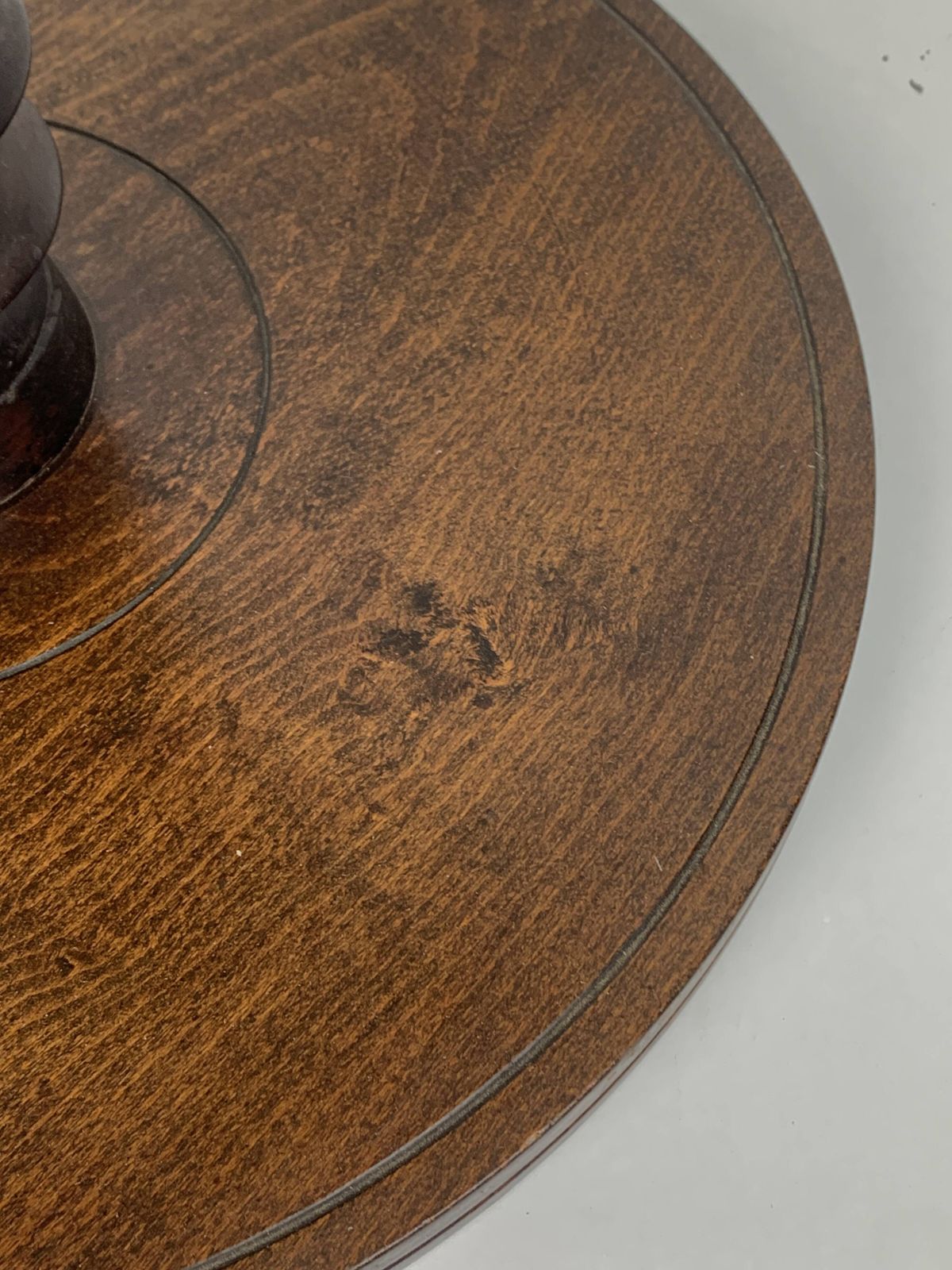 Mobilier Table d'appoint mid-century brutaliste en bois à pieds tournés, dans le style de Charles Dudouyt photo