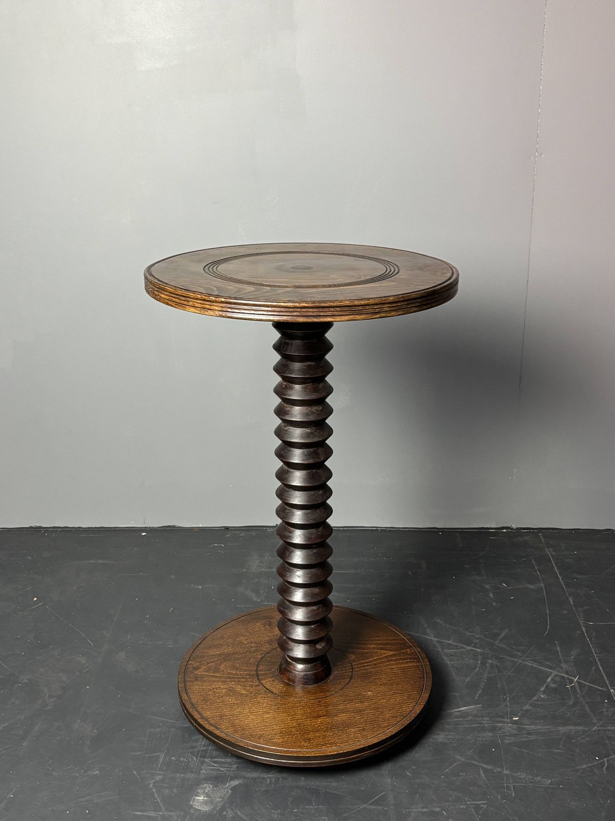 photo buy Table d'appoint mid-century brutaliste en bois à pieds tournés, dans le style de Charles Dudouyt
