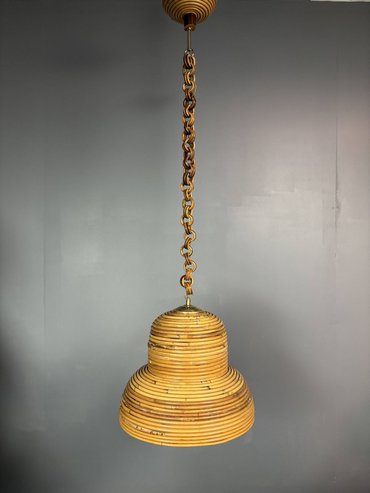 photo furniture Suspension mid-century italienne en rotin et laiton