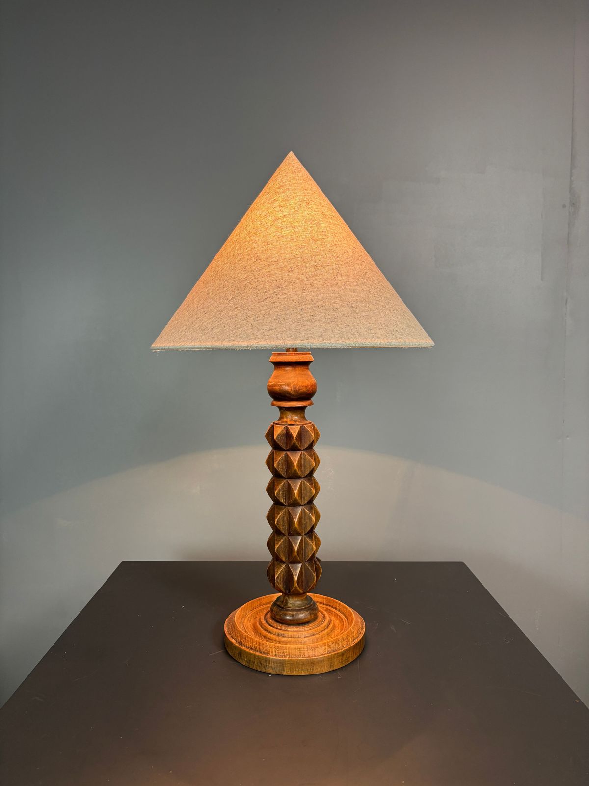 Lampe de table brutaliste en bois tourné, dans le style de Charles Dudouyt, années 1950 photo furniture