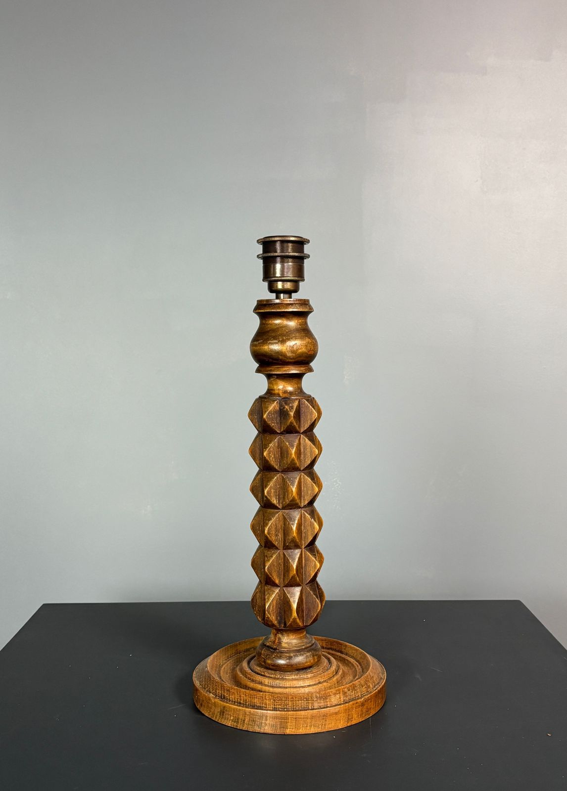 Lampe de table brutaliste en bois tourné, dans le style de Charles Dudouyt, années 1950 photo for sale