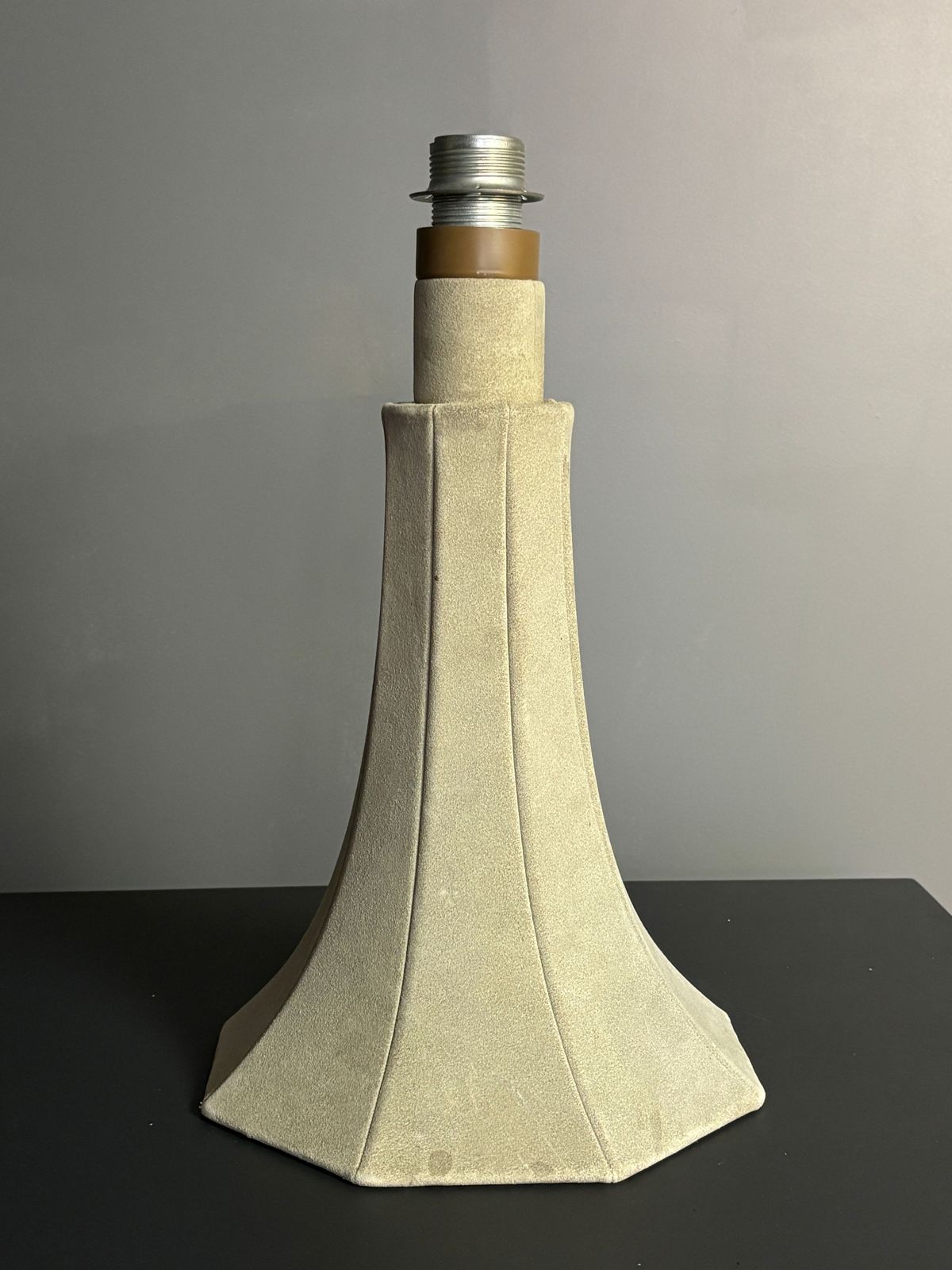 Grande lampe de table mid-century en cuir suédé, couleur champignon, années 1960-1970 photo for sale