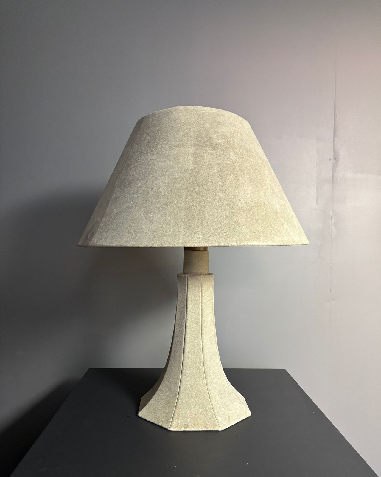 Grande lampe de table mid-century en cuir suédé, couleur champignon, années 1960-1970 photo Luminaires