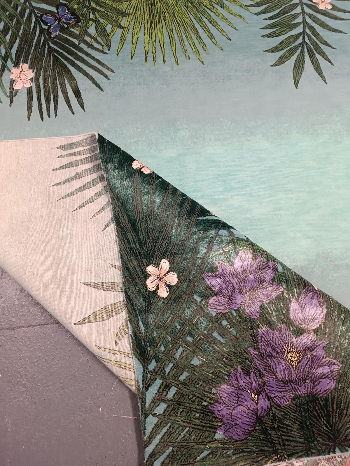 Tapis de luxe noué à la main en soie, motif jungle tropicale, léopard et singe photo vinterior