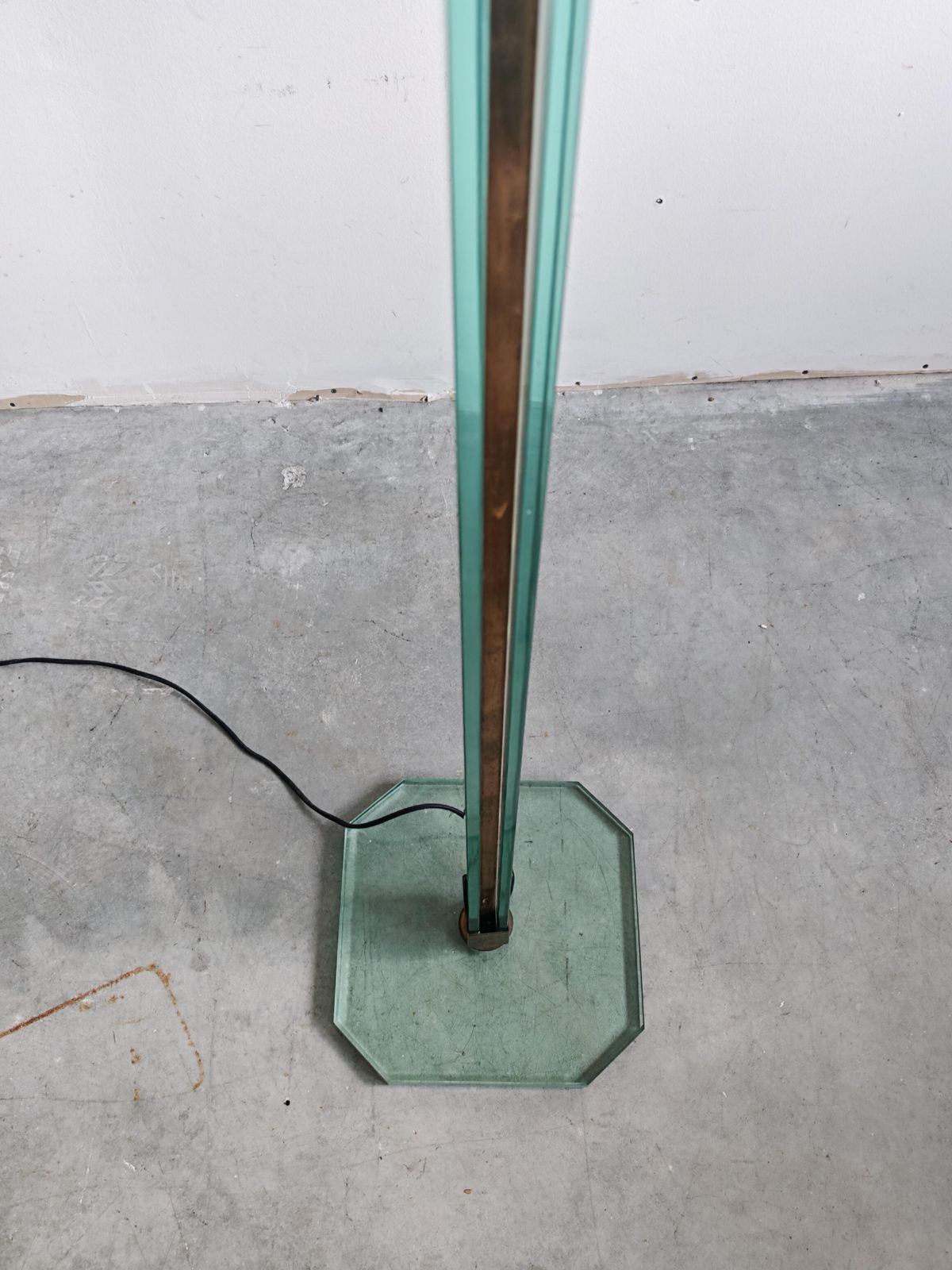 Mid-Century Modern Vloerlamp in Glas en Messing, toegeschreven aan Fontana Arte photo vinterior