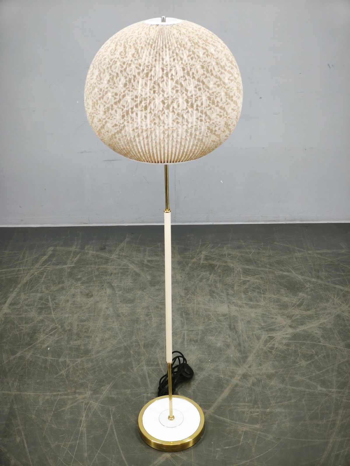 680.0 Duitse Mid-Century vloerlamp met bolkap, jaren 1960 photo