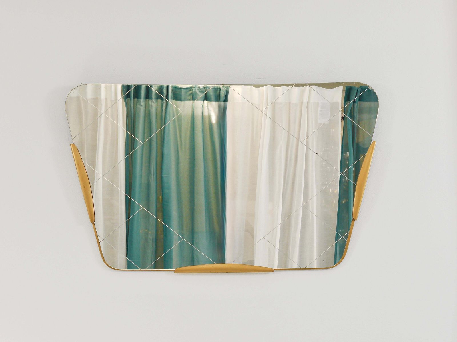 Grote trapeziumvormige gouden wandspiegel met gegraveerd ruitpatroon, Oostenrijk, 1950 photo Woonaccessoires