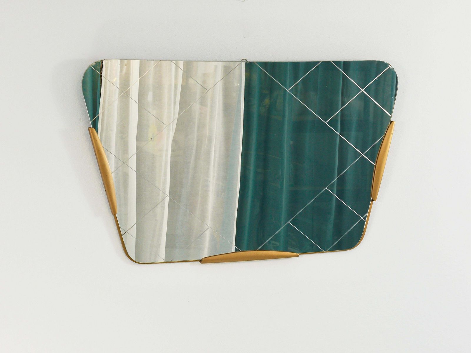 Grote trapeziumvormige gouden wandspiegel met gegraveerd ruitpatroon, Oostenrijk, 1950 photo 1645.0