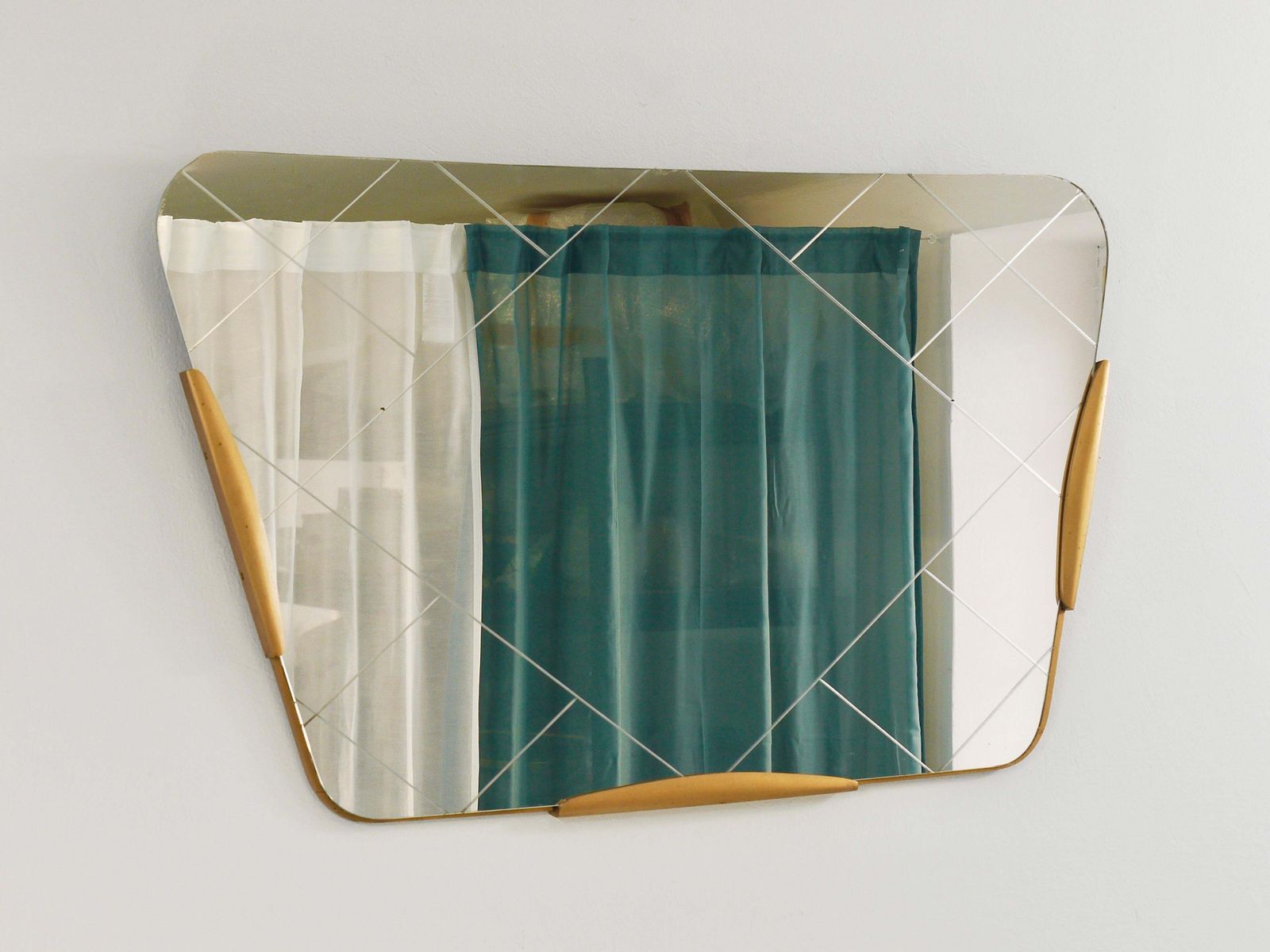 photo furniture Grote trapeziumvormige gouden wandspiegel met gegraveerd ruitpatroon, Oostenrijk, 1950