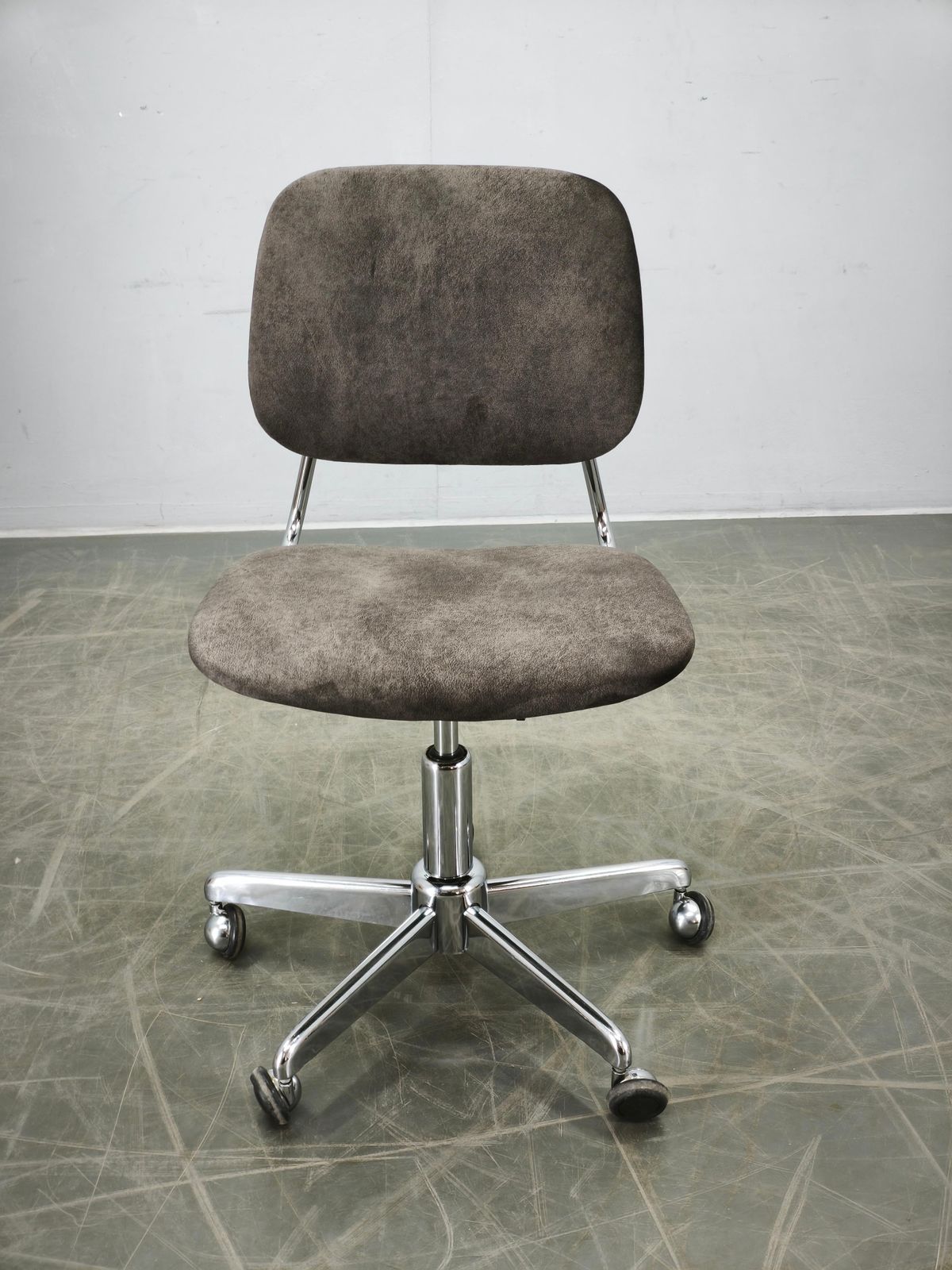 Italiaanse draaibare bureaustoel met chromen onderstel, jaren 1970 photo furniture