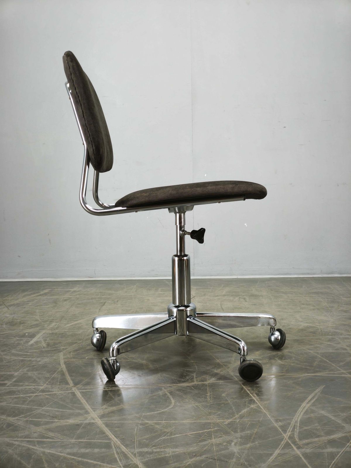 Italiaanse draaibare bureaustoel met chromen onderstel, jaren 1970 photo buy