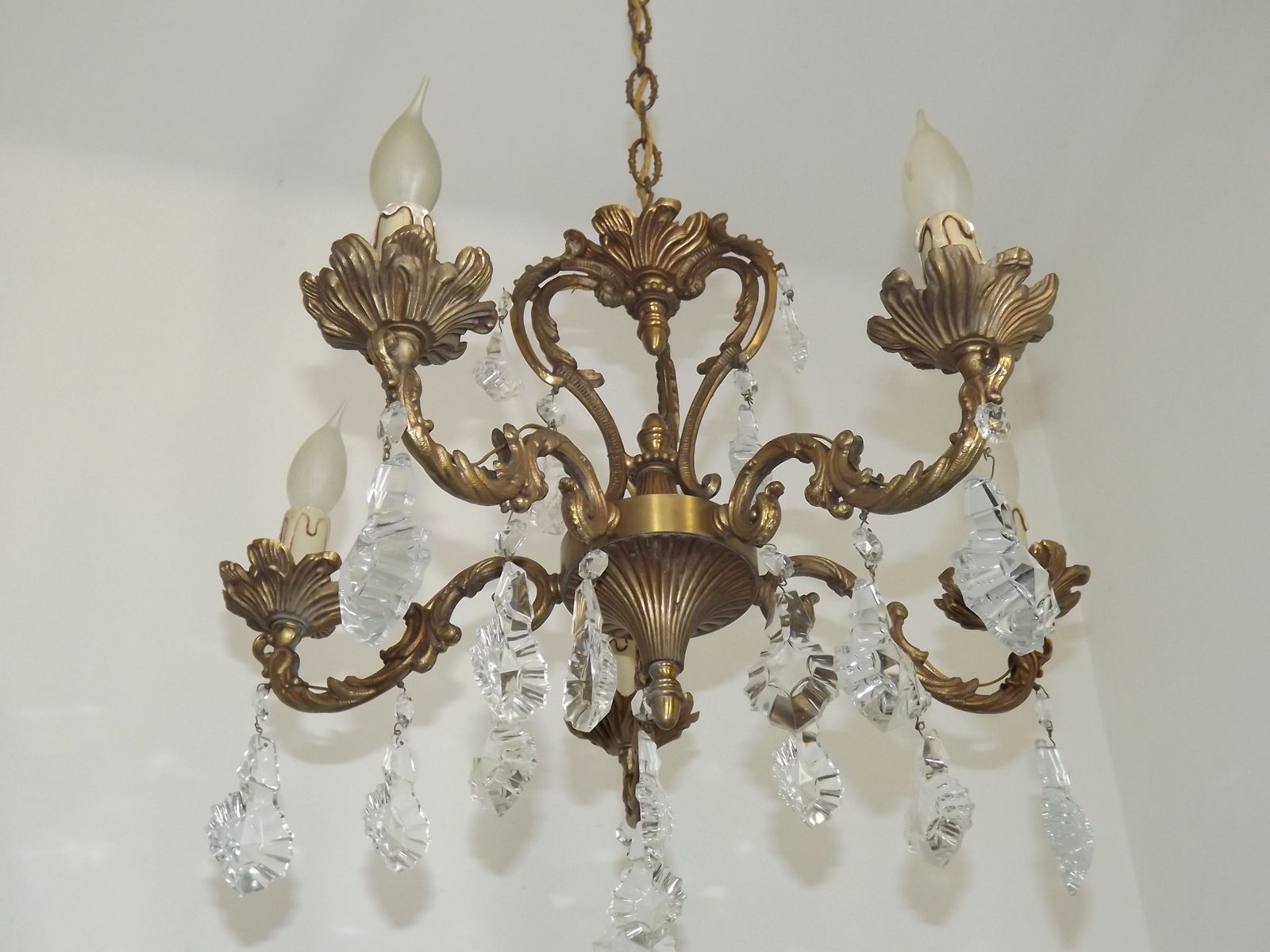 Franse Art Nouveau kroonluchter met vijf lichten, driezijdige kristallen kooi in brons photo buy