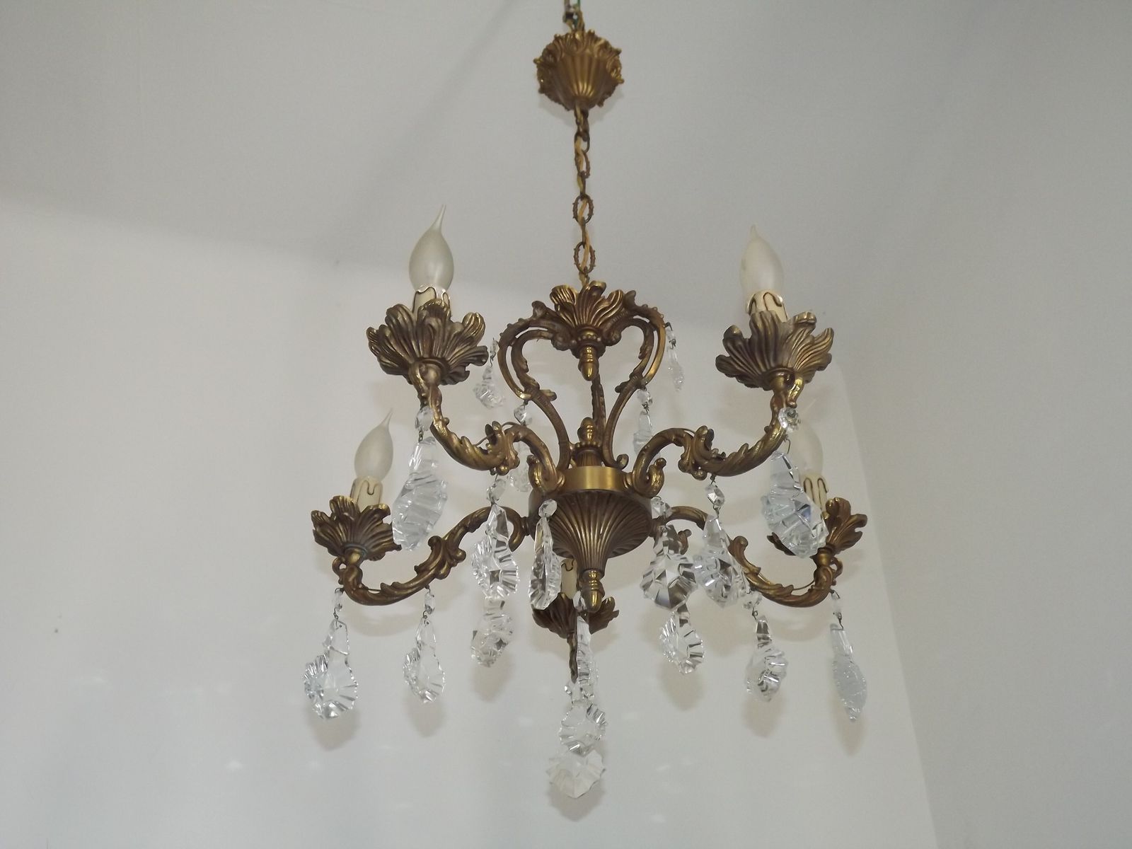 Franse Art Nouveau kroonluchter met vijf lichten, driezijdige kristallen kooi in brons