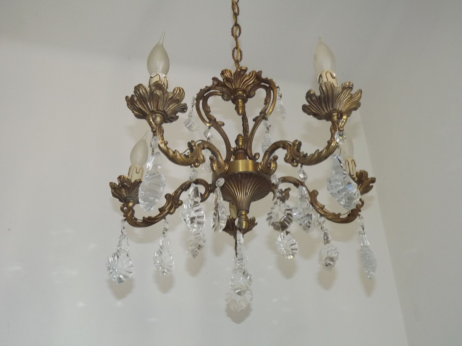 495.0 Franse Art Nouveau kroonluchter met vijf lichten, driezijdige kristallen kooi in brons photo