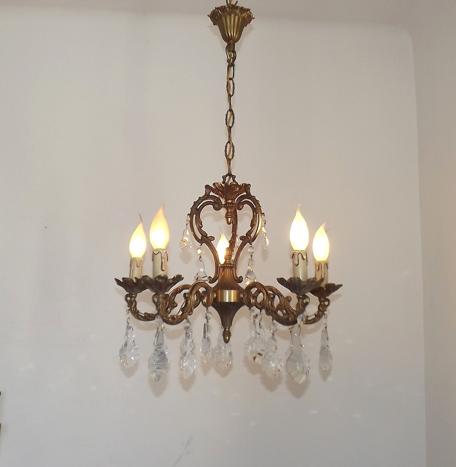 Franse Art Nouveau kroonluchter met vijf lichten, driezijdige kristallen kooi in brons photo Verlichting