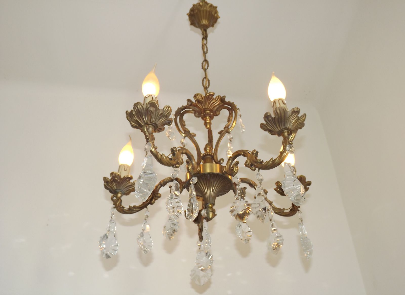 Franse Art Nouveau kroonluchter met vijf lichten, driezijdige kristallen kooi in brons photo furniture
