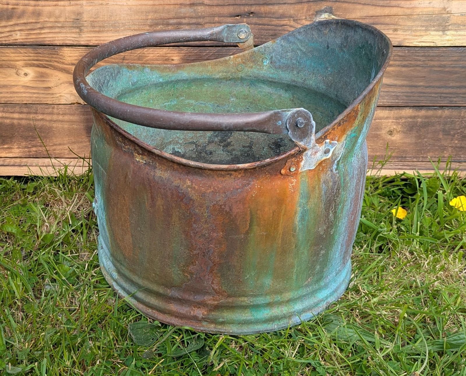 Seau à charbon en cuivre patiné, bois récupéré, d'époque