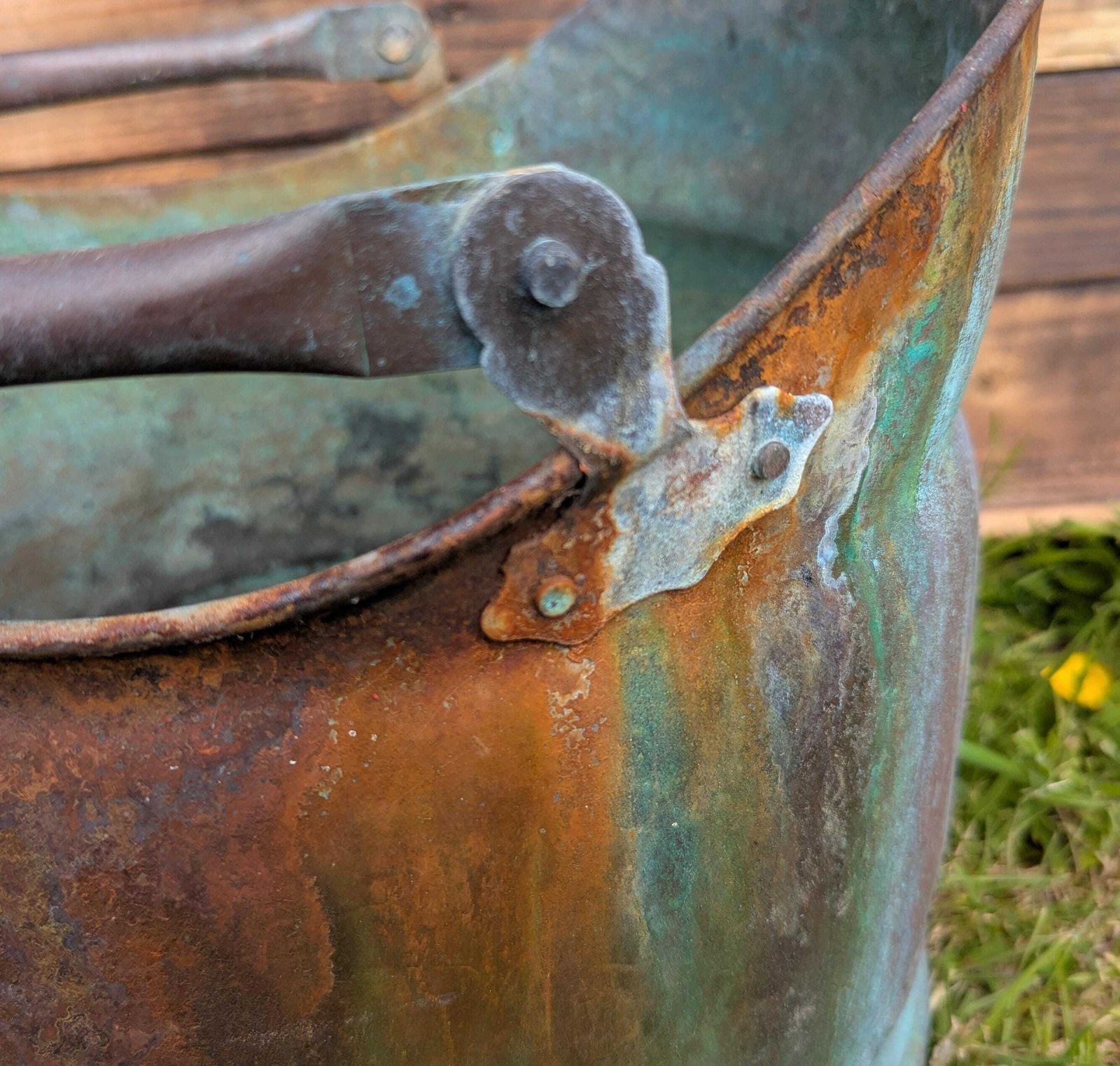 Seau à charbon en cuivre patiné, bois récupéré, d'époque photo Éléments architecturaux