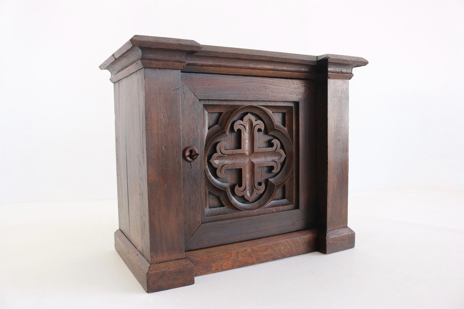 Antiek gotisch eikenhouten tabernakelkastje | Handgesneden kerkelijk kastje met sleutel photo furniture