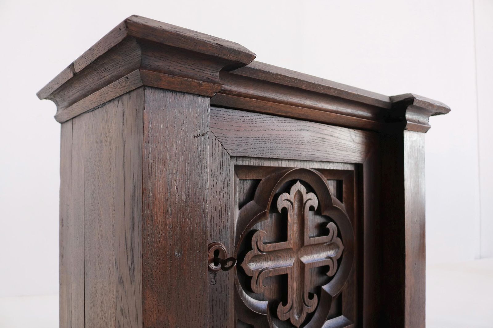 Antiek gotisch eikenhouten tabernakelkastje | Handgesneden kerkelijk kastje met sleutel photo for sale