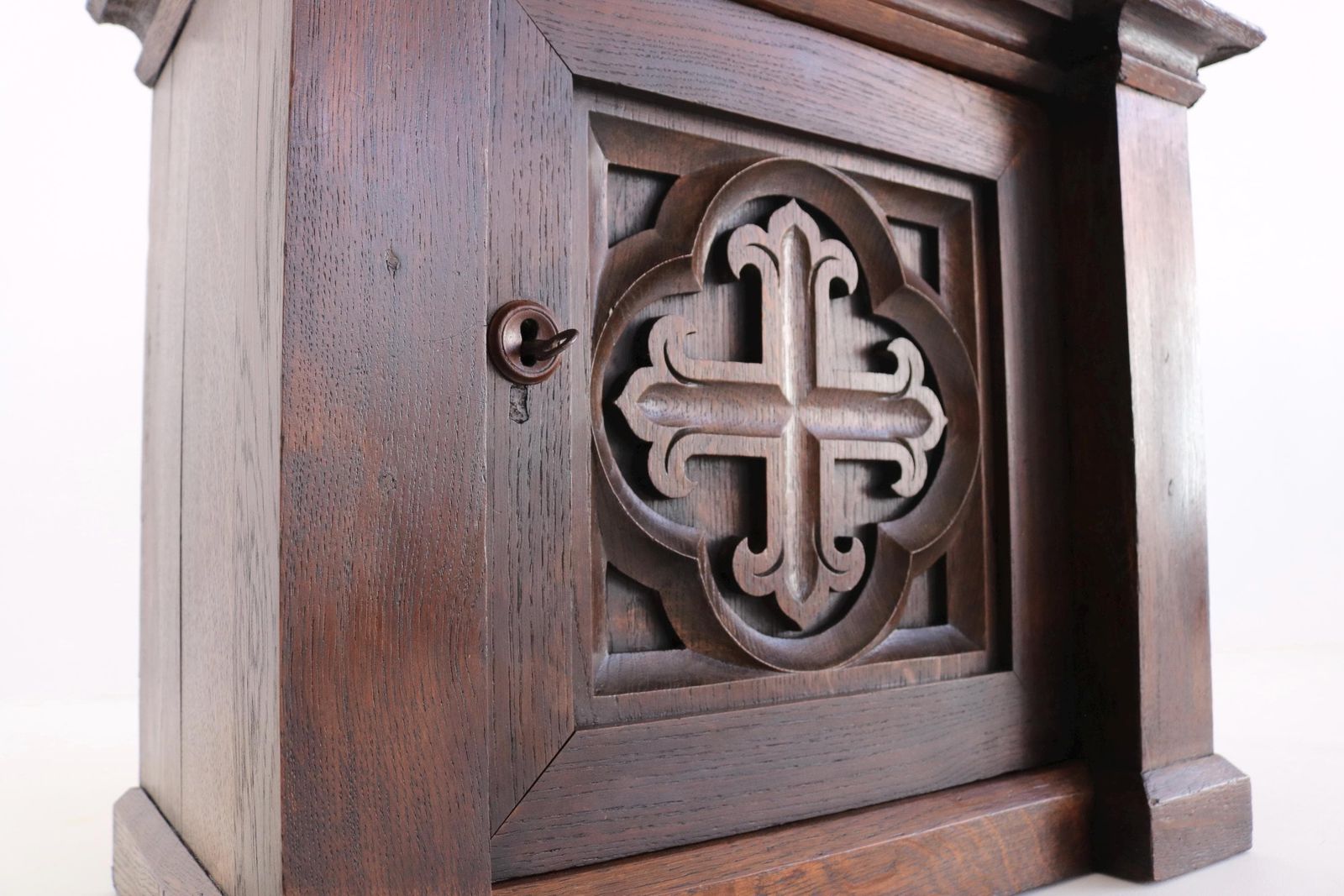 Antiek gotisch eikenhouten tabernakelkastje | Handgesneden kerkelijk kastje met sleutel photo Meubels