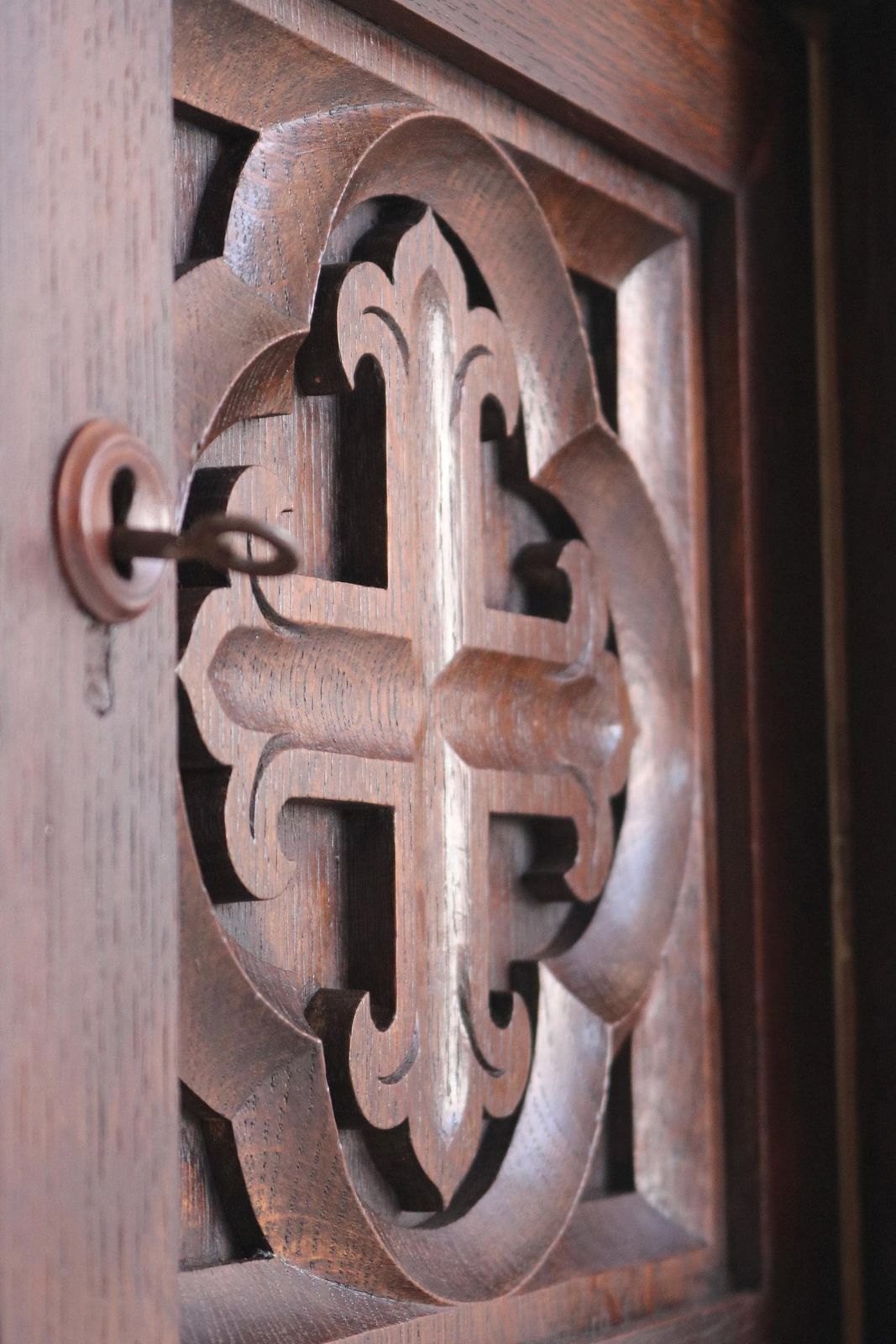 Antiek gotisch eikenhouten tabernakelkastje | Handgesneden kerkelijk kastje met sleutel photo 1360.0