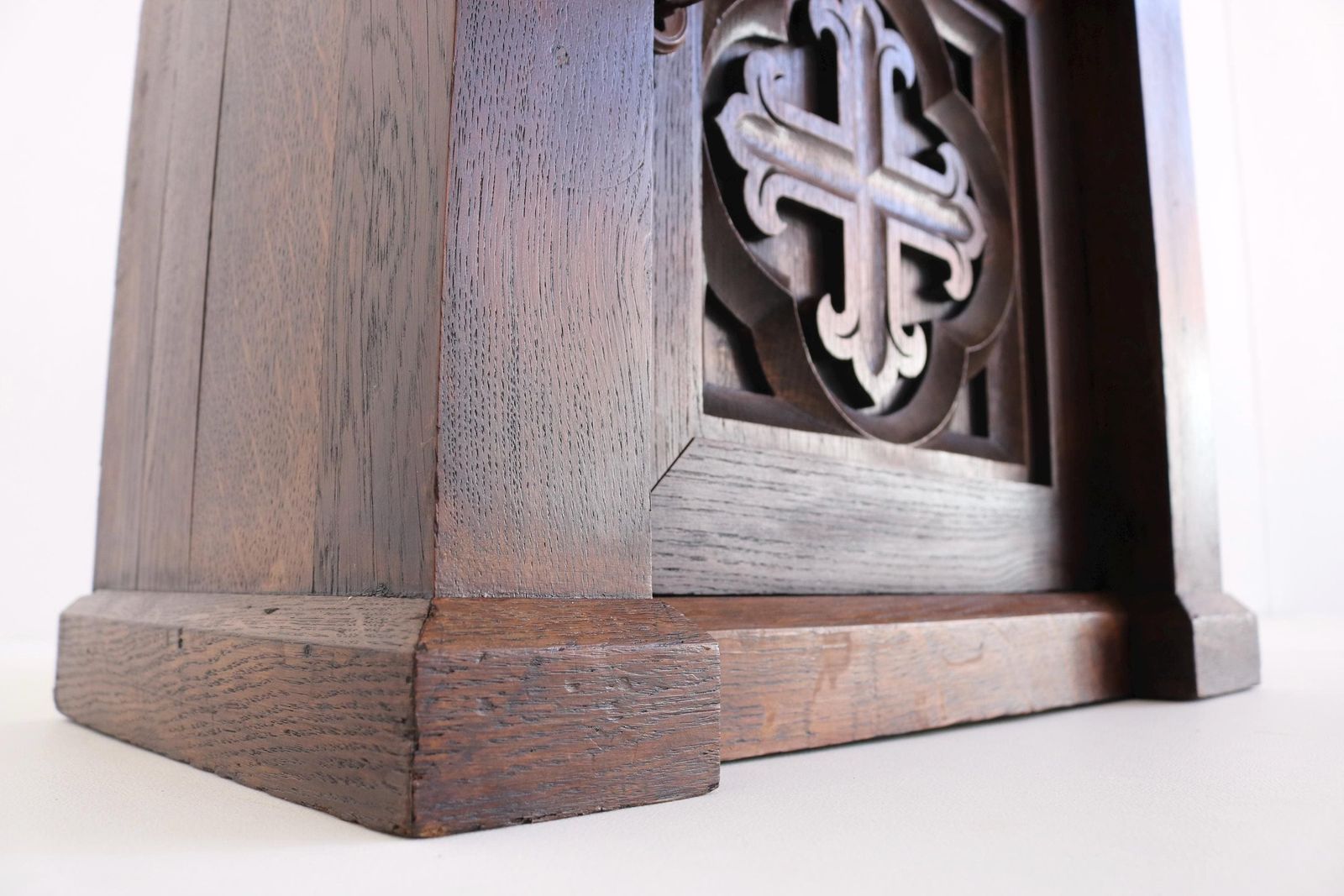Antiek gotisch eikenhouten tabernakelkastje | Handgesneden kerkelijk kastje met sleutel photo vinterior