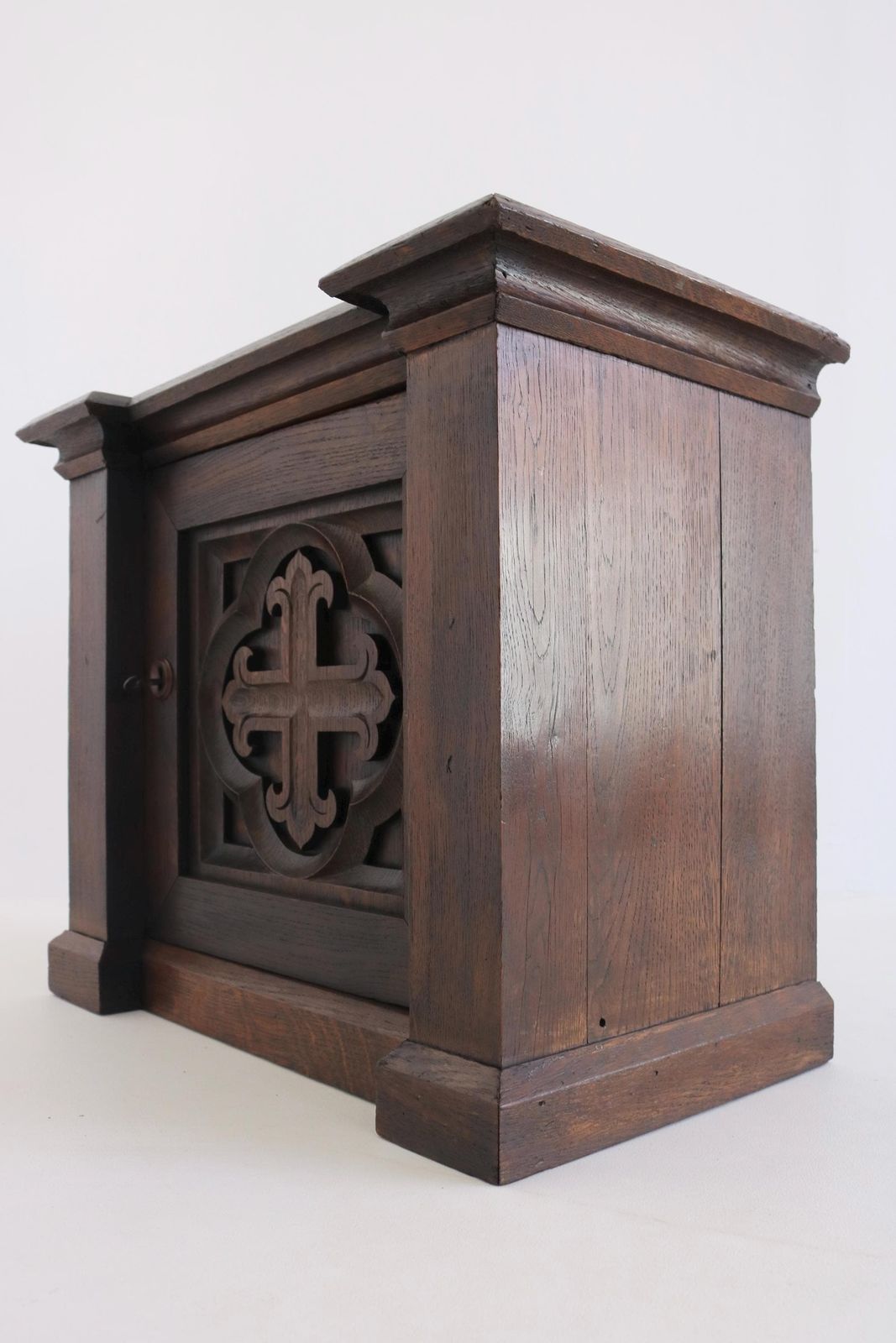 1360.0 Antiek gotisch eikenhouten tabernakelkastje | Handgesneden kerkelijk kastje met sleutel photo