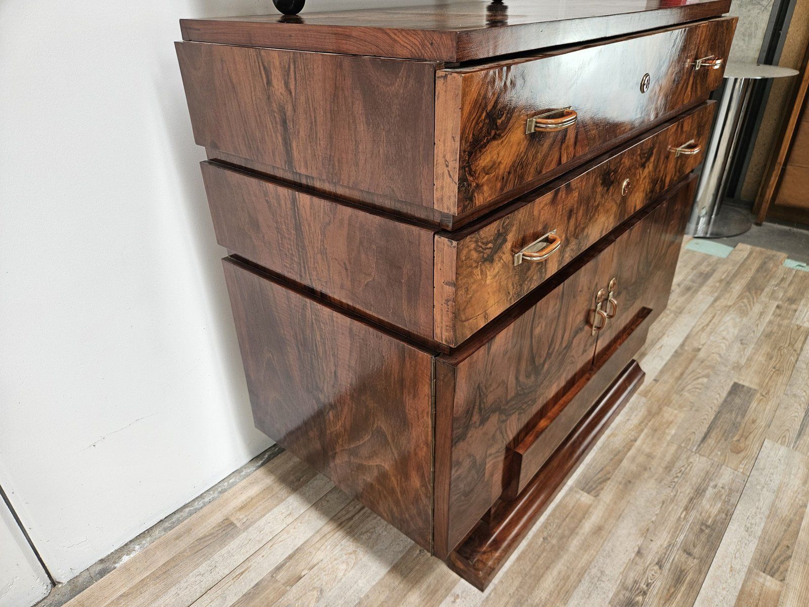 Buffet Art déco en loupe de noyer avec miroir, 1940 photo for sale